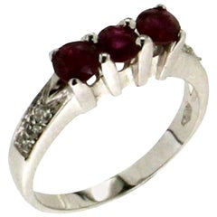 Anillo de compromiso artesanal de oro blanco de 18 quilates con diamantes y rubí