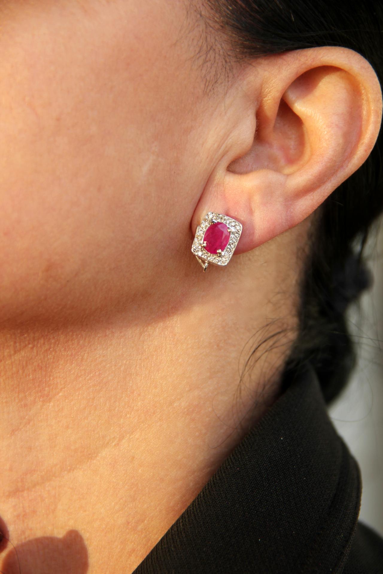 Boucles d'oreilles Handcraft en or blanc 18 carats avec rubis et diamants en vente 1