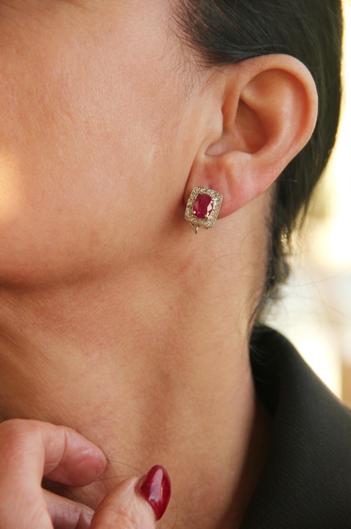 Boucles d'oreilles Handcraft en or blanc 18 carats avec rubis et diamants en vente 2
