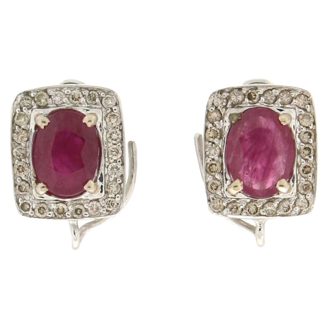 Boucles d'oreilles Handcraft en or blanc 18 carats avec rubis et diamants en vente