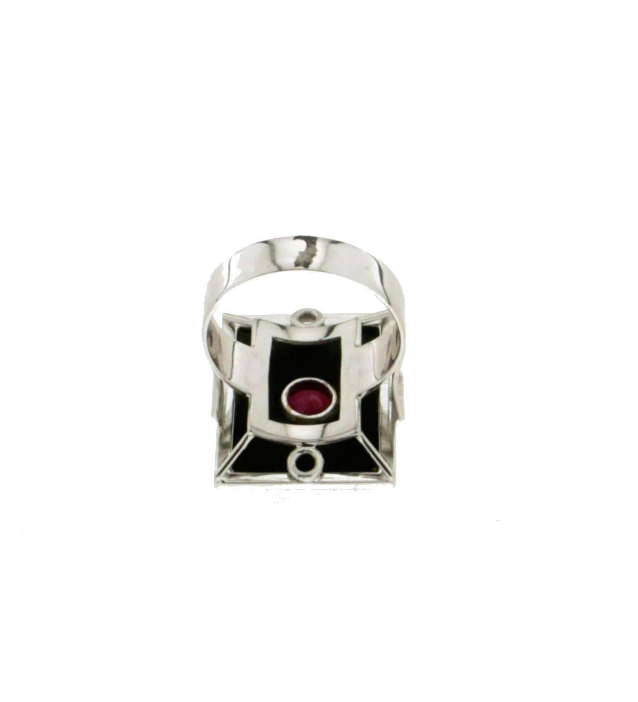 Handcraft Ruby 18 Karat White Gold Onyx Cocktail Ring For Sale 1