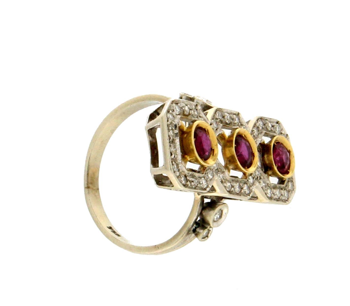 Bague de cocktail en or jaune et blanc 18 carats avec diamants et rubis Handcraft en vente 2