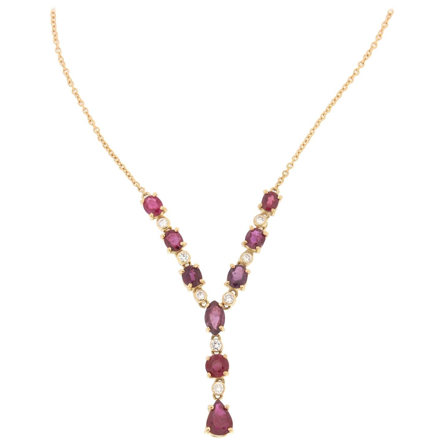 Handgefertigte Rubin-Halskette aus 18 Karat Gelbgold mit Diamanten-Anhänger