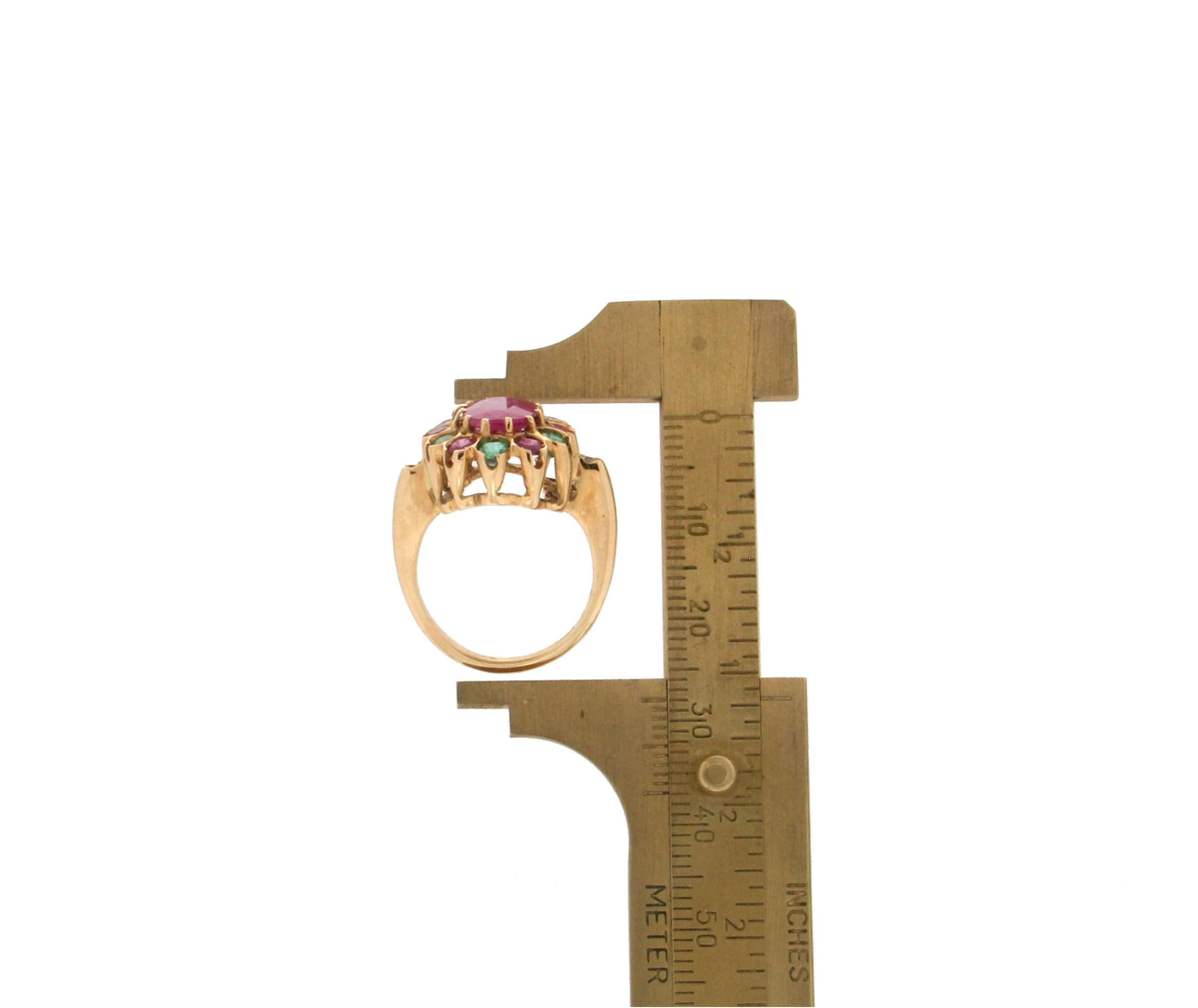 Handcraft Ruby 18 Karat Yellow Gold Emeralds Diamonds Cocktail Ring For Sale 1
