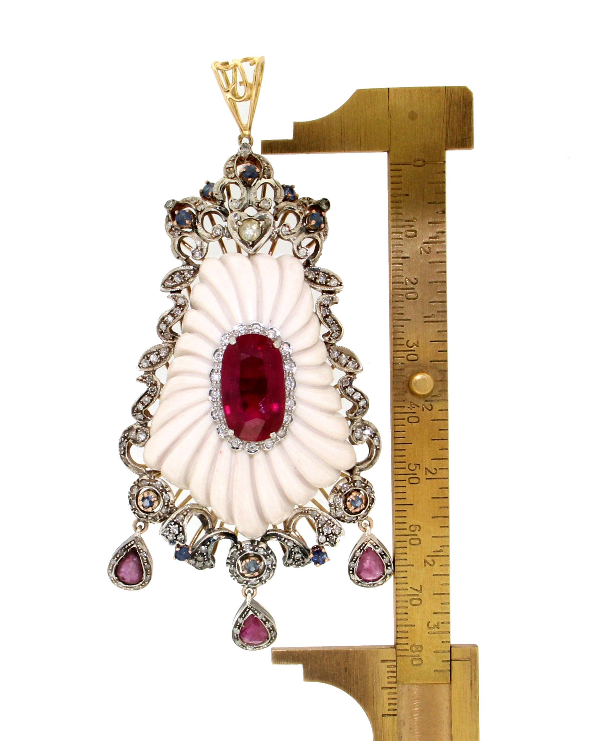 Handgefertigte Halskette mit Anhänger, Rubin 9 Karat Gelbgold Achat Saphire Diamanten (Gemischter Schliff) im Angebot