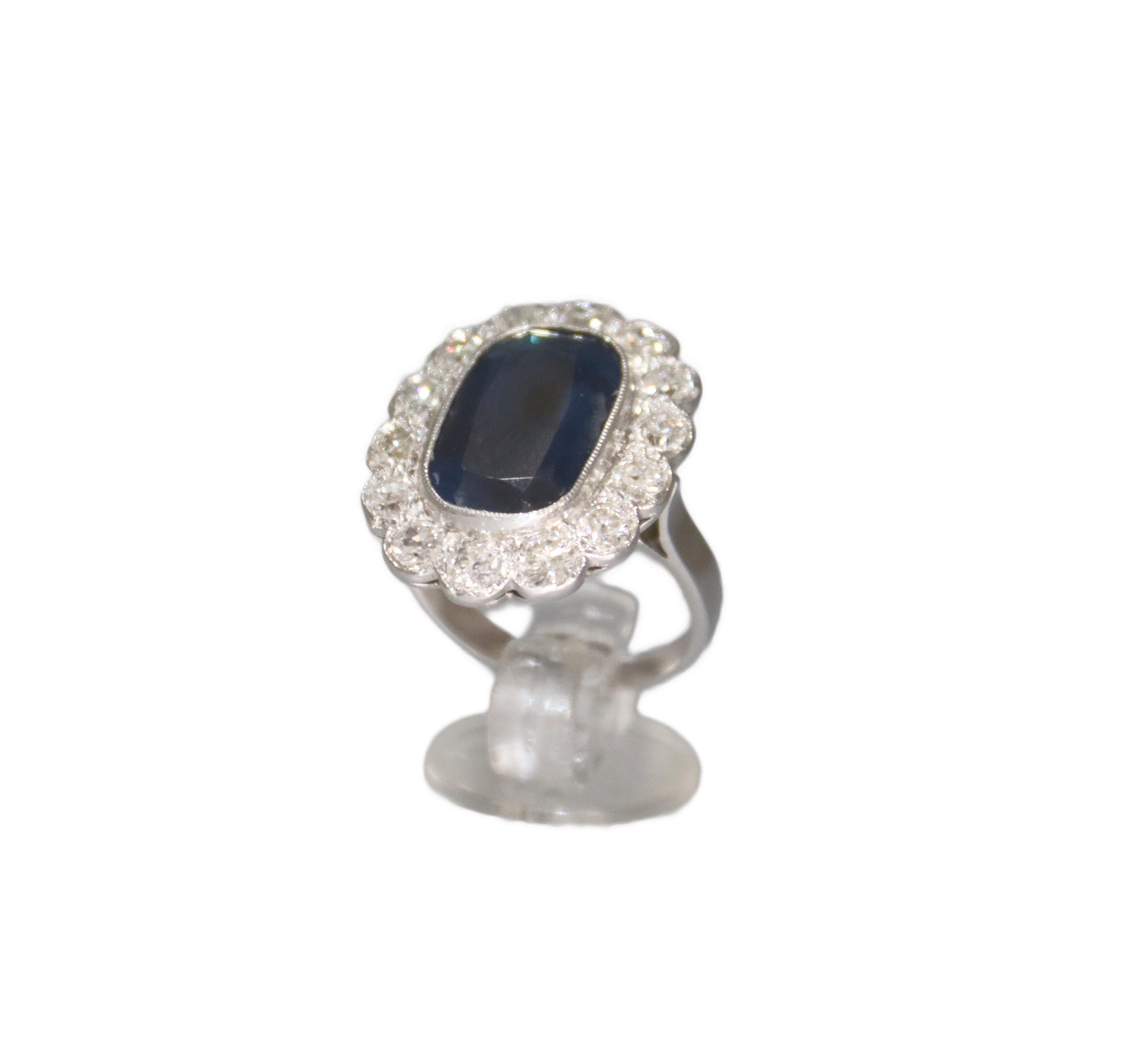 Handcraft Sapphire 18 Karat White Gold Diamonds Cocktail Ring For Sale 5