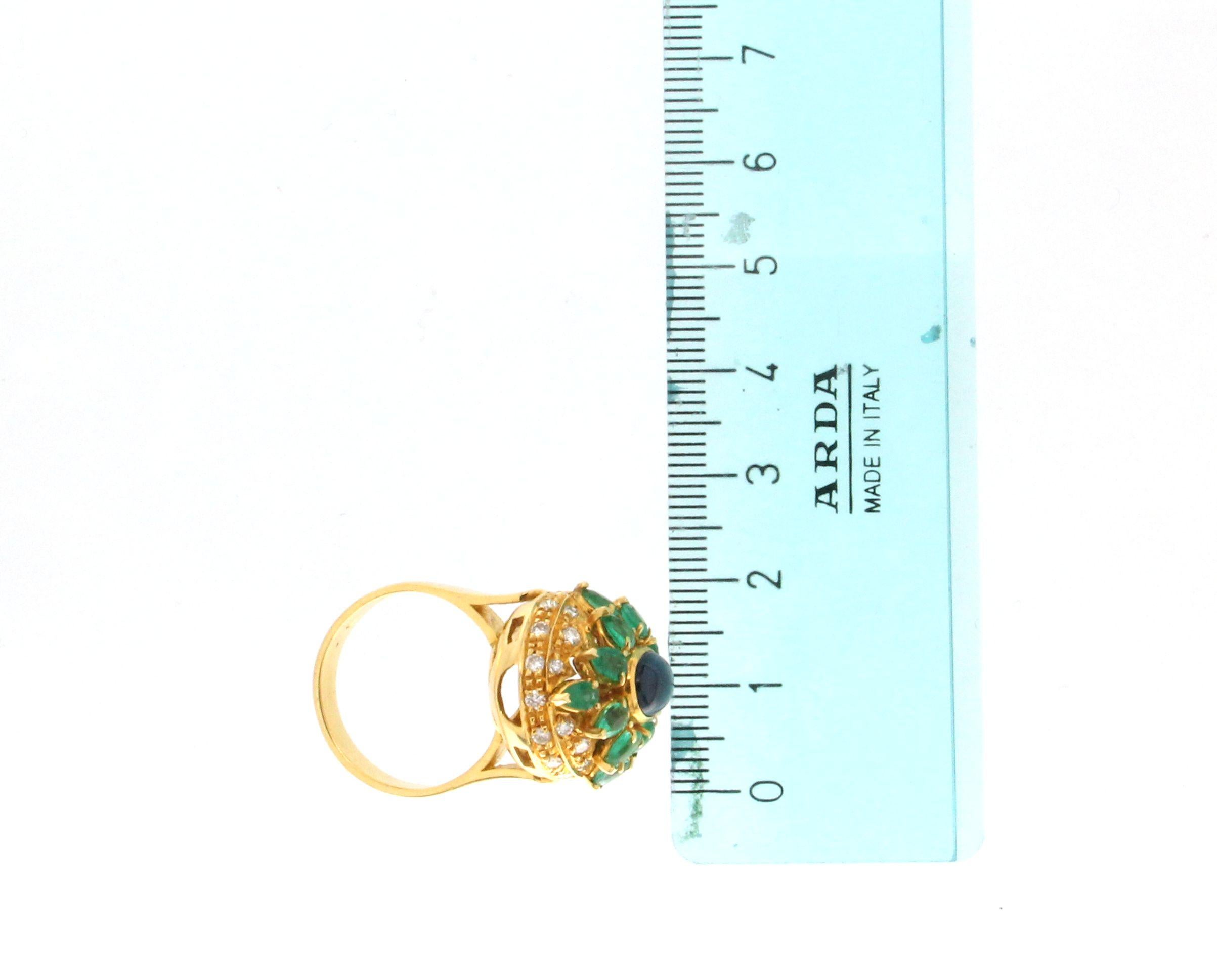 Handcraft Sapphire 18 Karat Yellow Gold Emeralds Diamonds Cocktail Ring For Sale 4