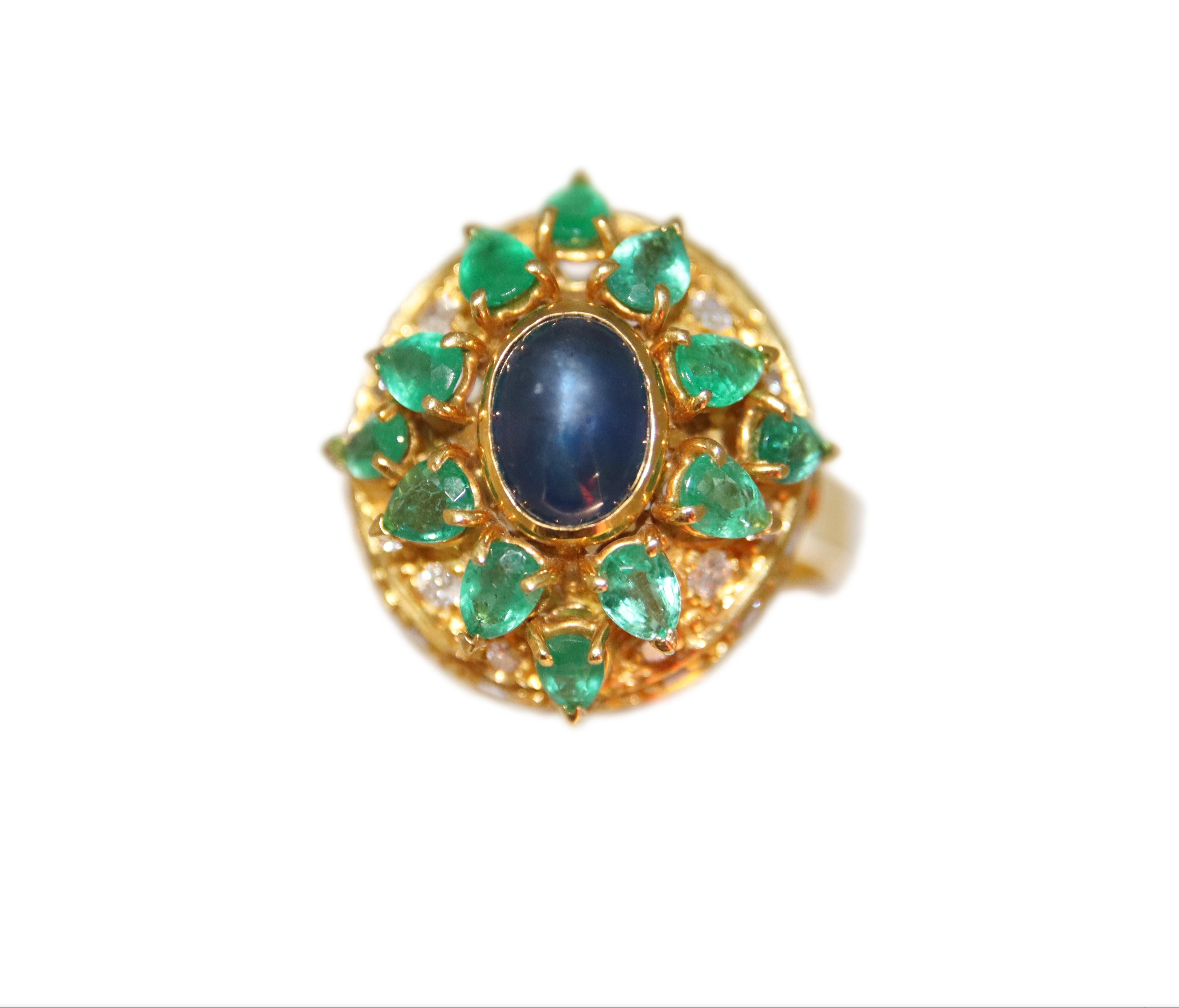 Handcraft Sapphire 18 Karat Yellow Gold Emeralds Diamonds Cocktail Ring For Sale 3