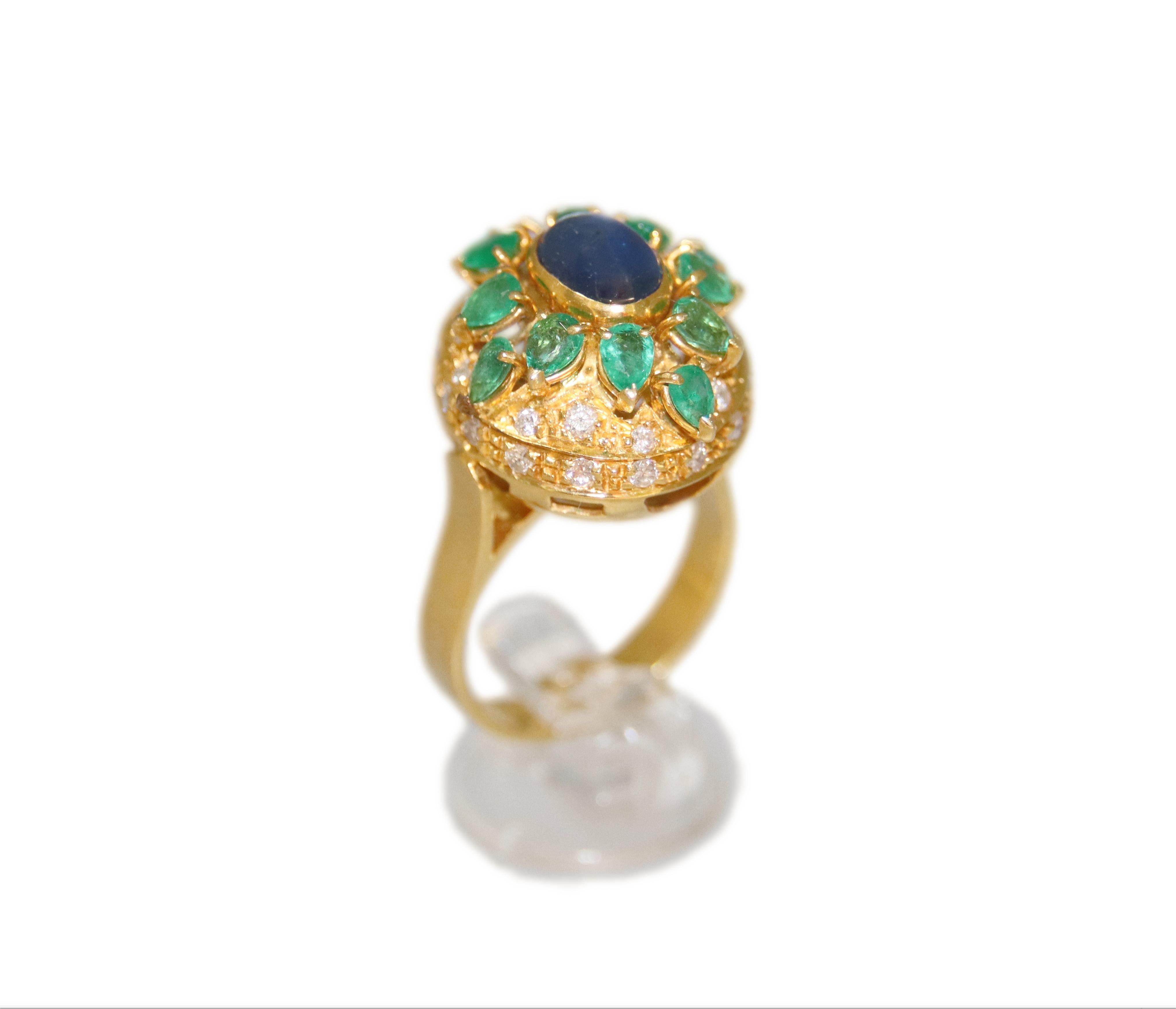 Handcraft Sapphire 18 Karat Yellow Gold Emeralds Diamonds Cocktail Ring For Sale 5