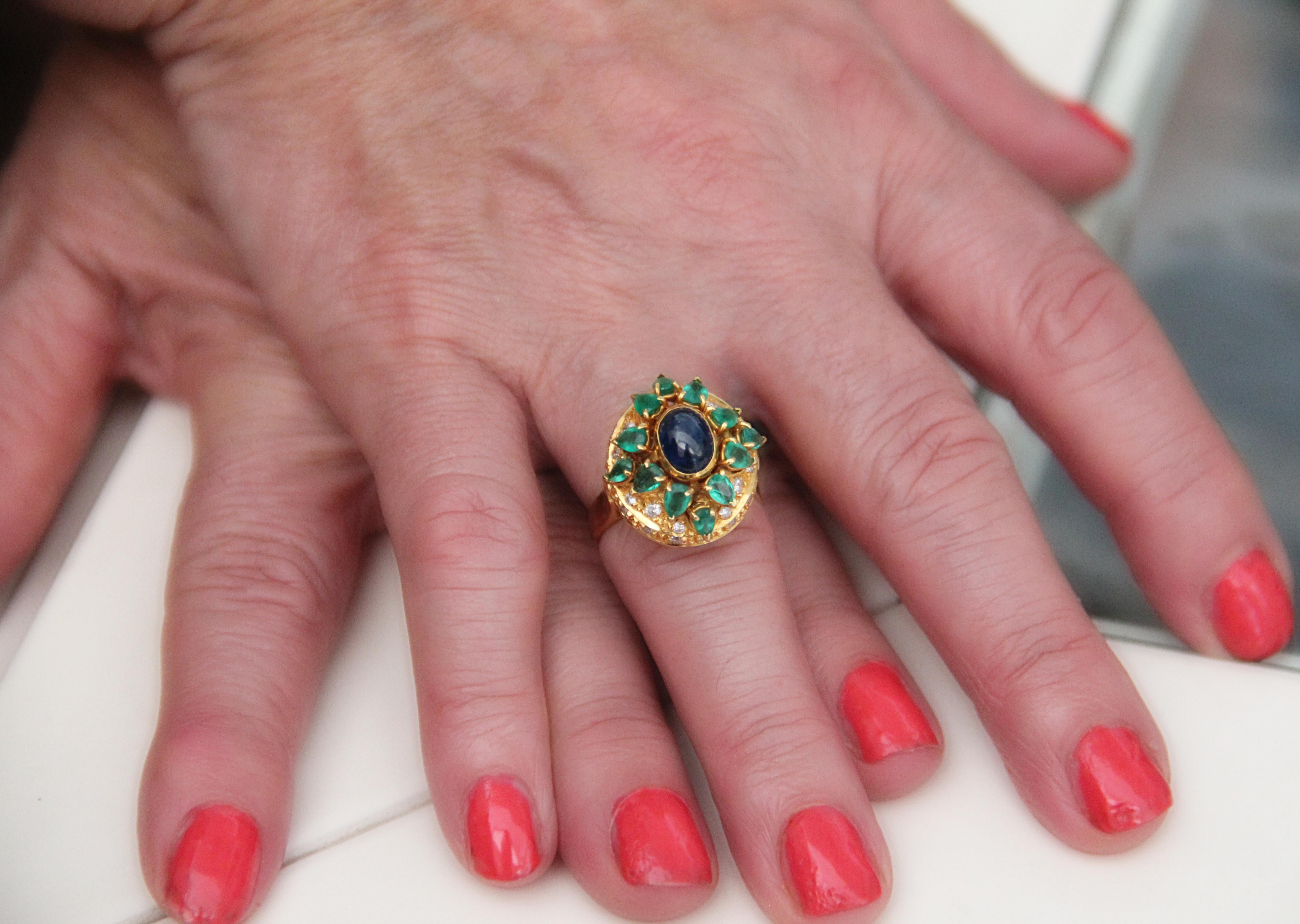 Handcraft Sapphire 18 Karat Yellow Gold Emeralds Diamonds Cocktail Ring For Sale 11