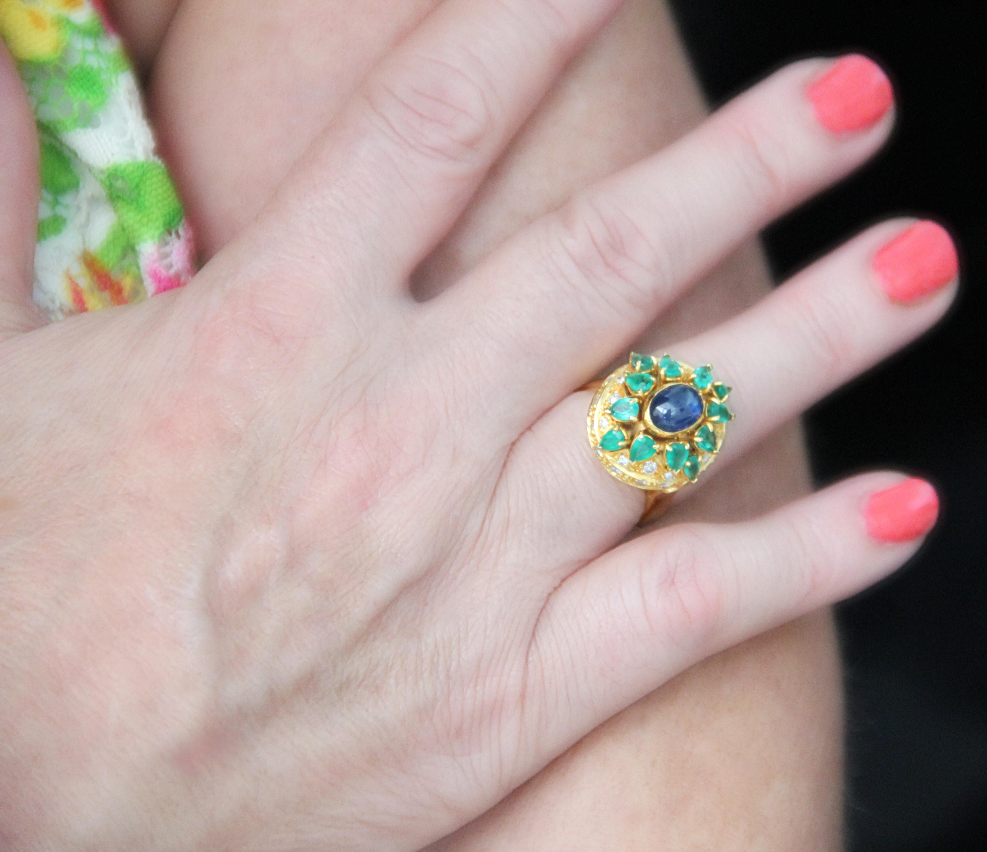 Handcraft Sapphire 18 Karat Yellow Gold Emeralds Diamonds Cocktail Ring For Sale 12