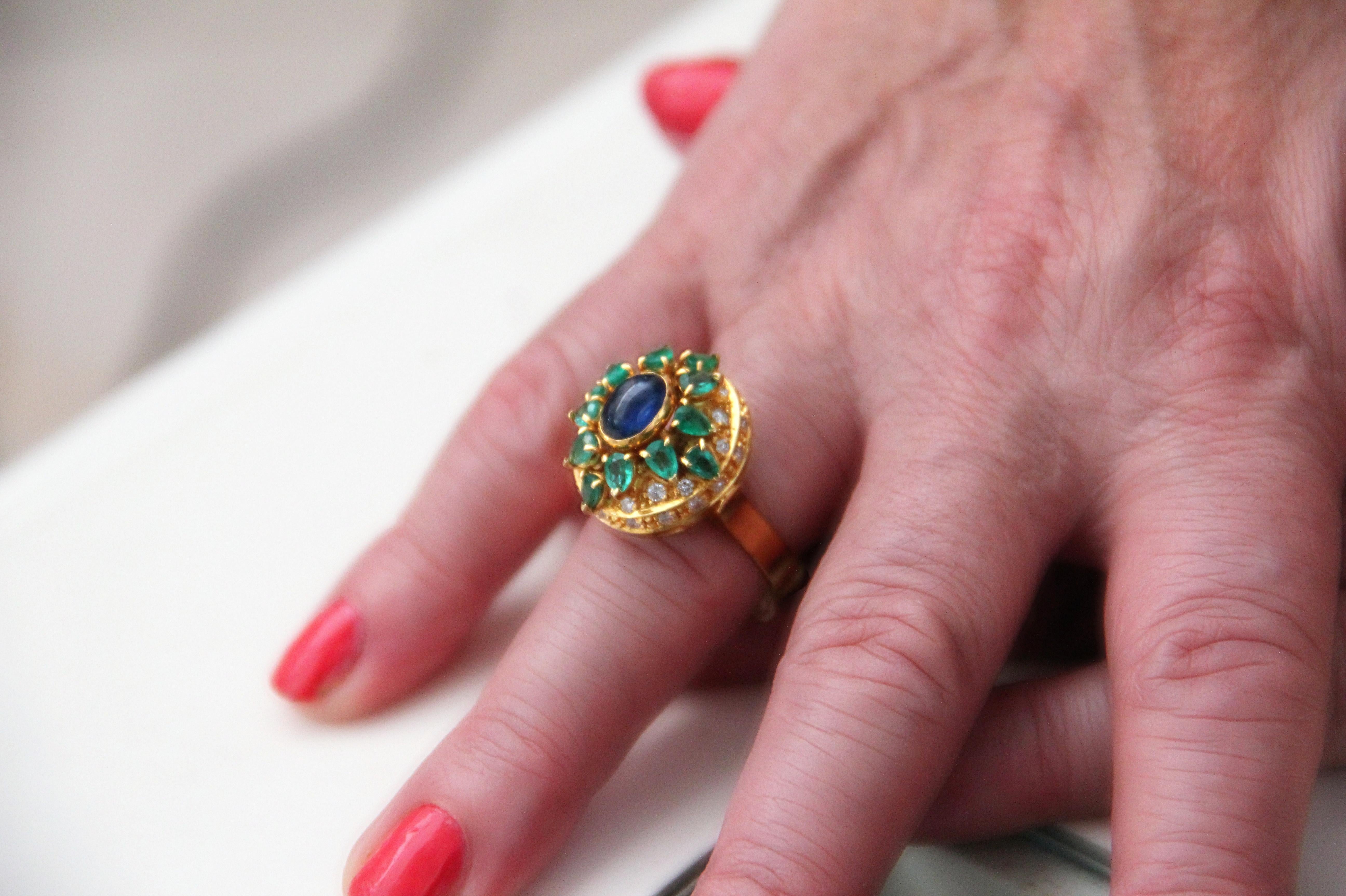 Handcraft Sapphire 18 Karat Yellow Gold Emeralds Diamonds Cocktail Ring For Sale 14