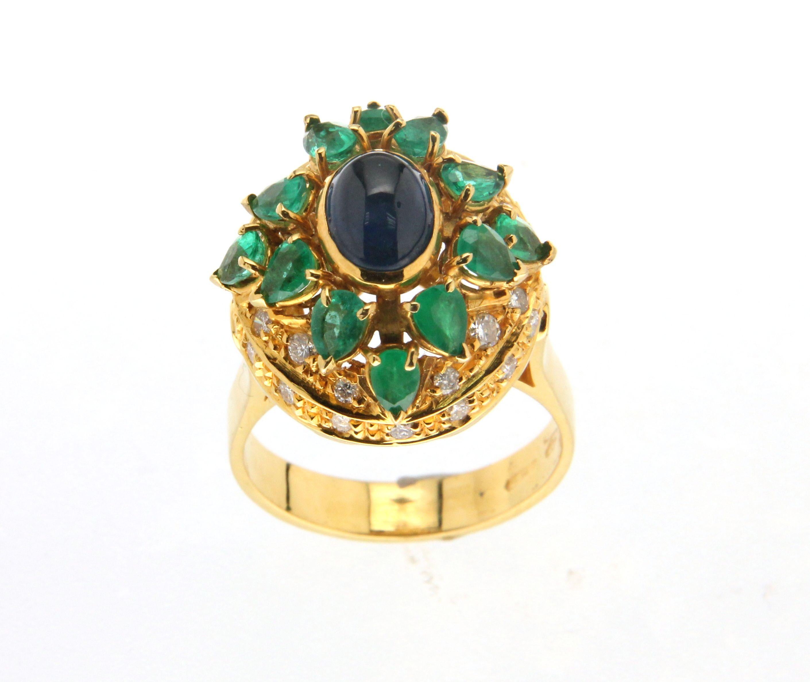 Handcraft Sapphire 18 Karat Yellow Gold Emeralds Diamonds Cocktail Ring In New Condition For Sale In Marcianise, IT