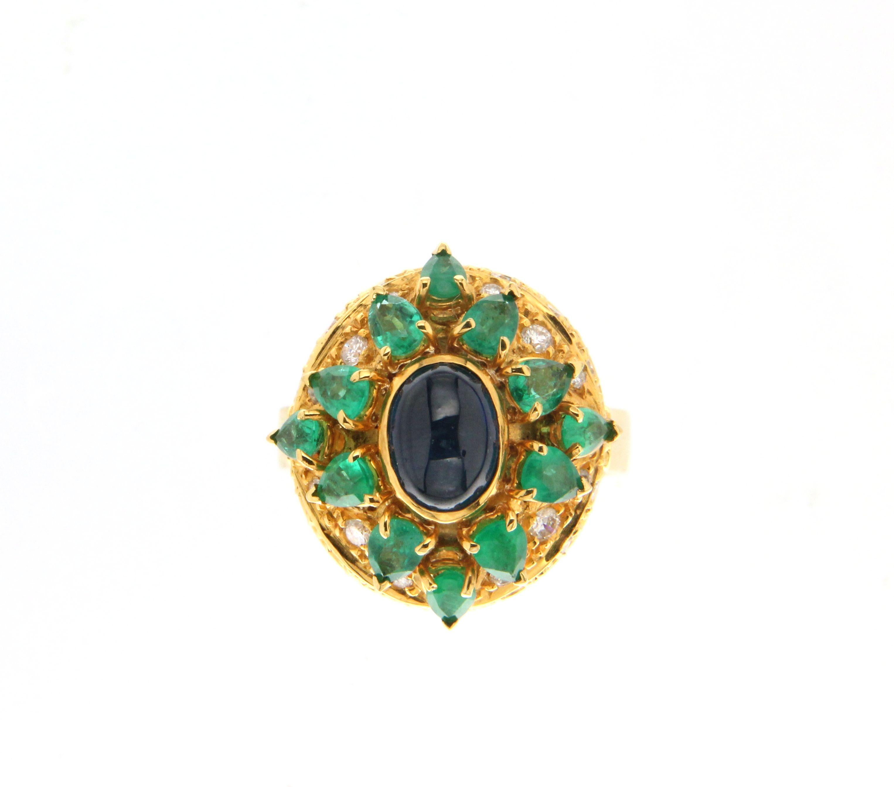 Women's or Men's Handcraft Sapphire 18 Karat Yellow Gold Emeralds Diamonds Cocktail Ring For Sale