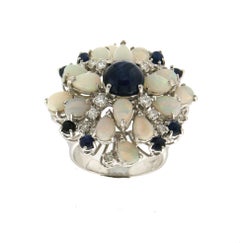 Cocktail-Ring, handgefertigt mit Saphiren, 18 Karat Weißgold, Diamanten und Opal