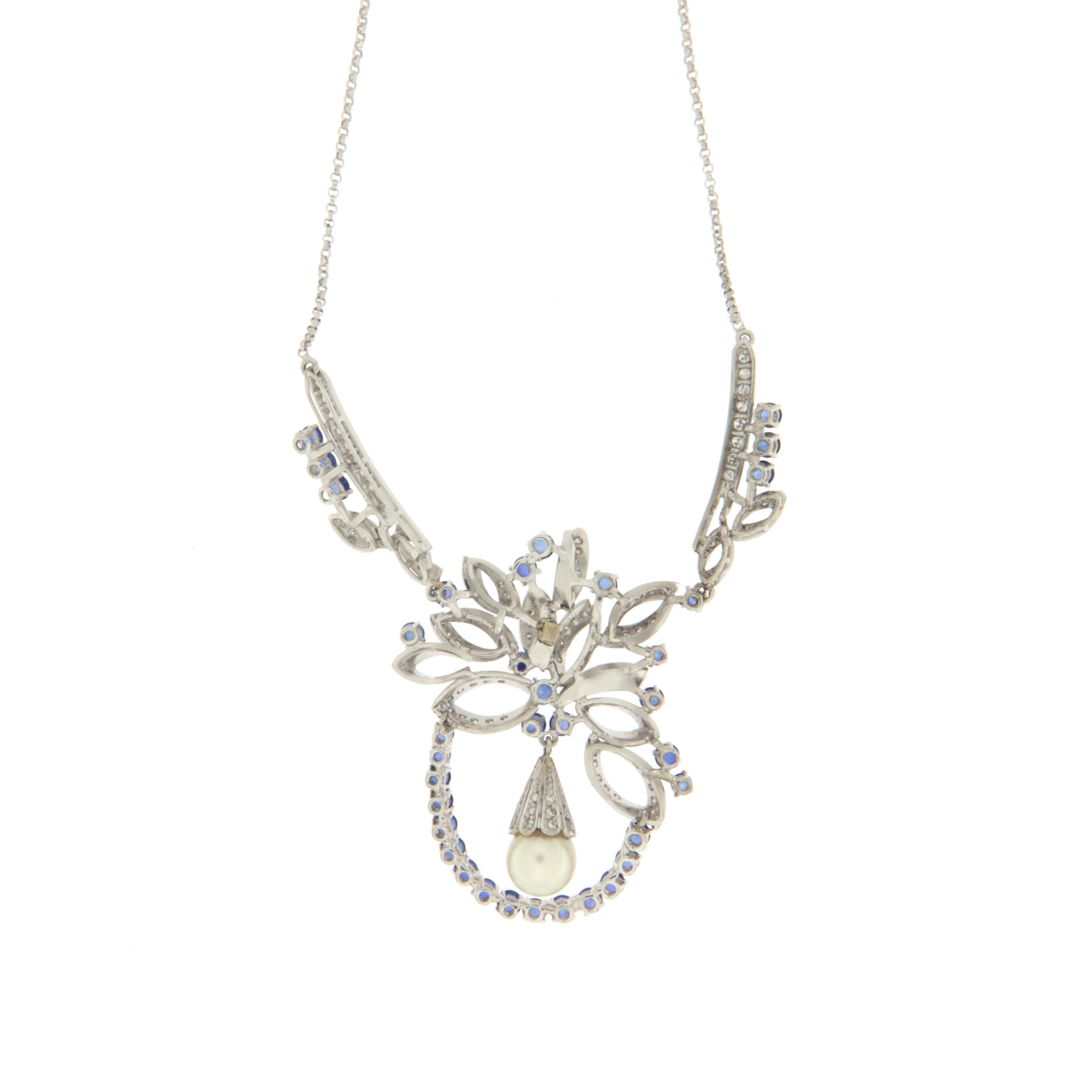 Collier pendentif artisanal en or blanc 18 carats avec saphirs, diamants et perles Neuf - En vente à Marcianise, IT