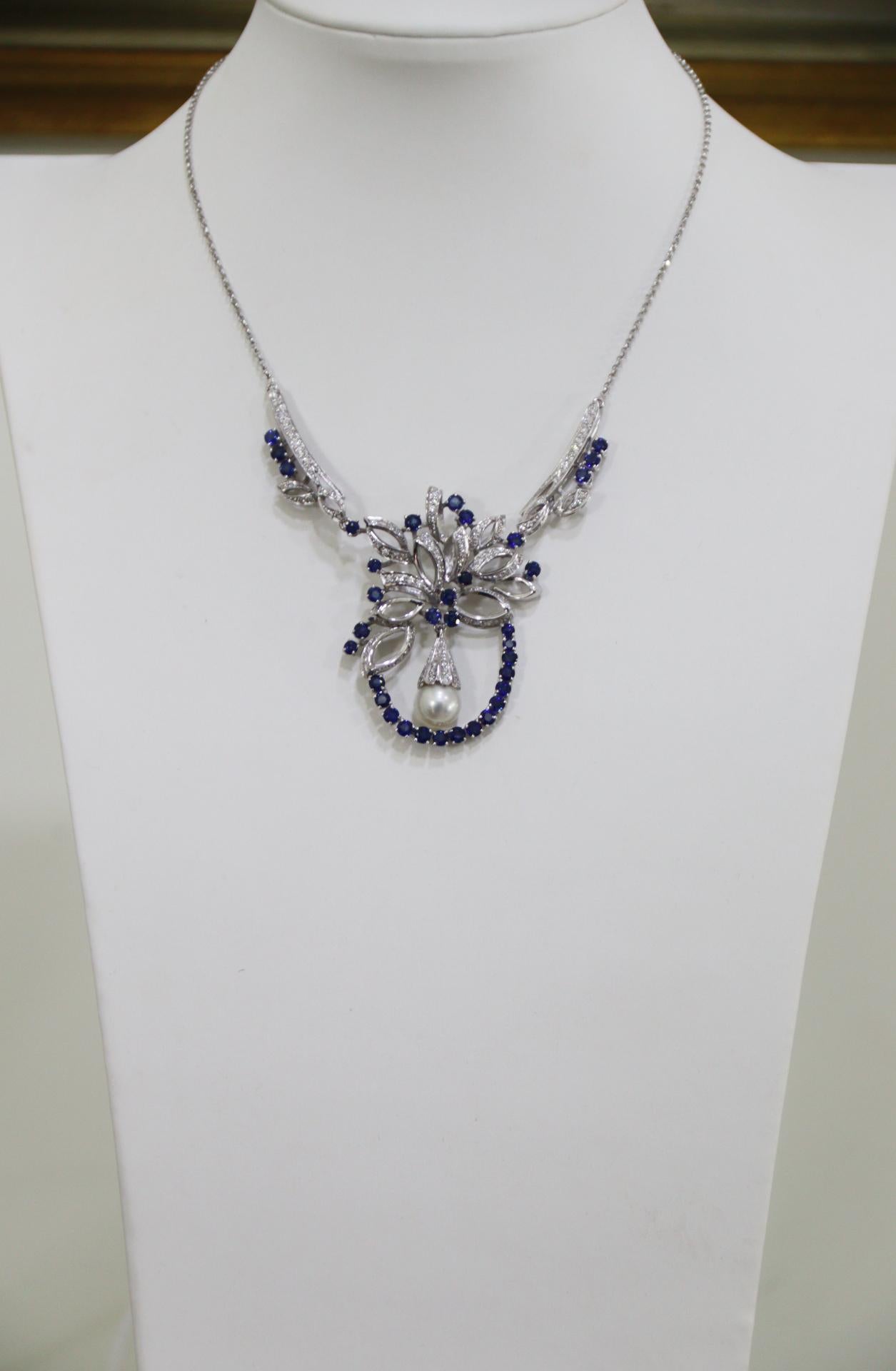 Collier pendentif artisanal en or blanc 18 carats avec saphirs, diamants et perles en vente 1