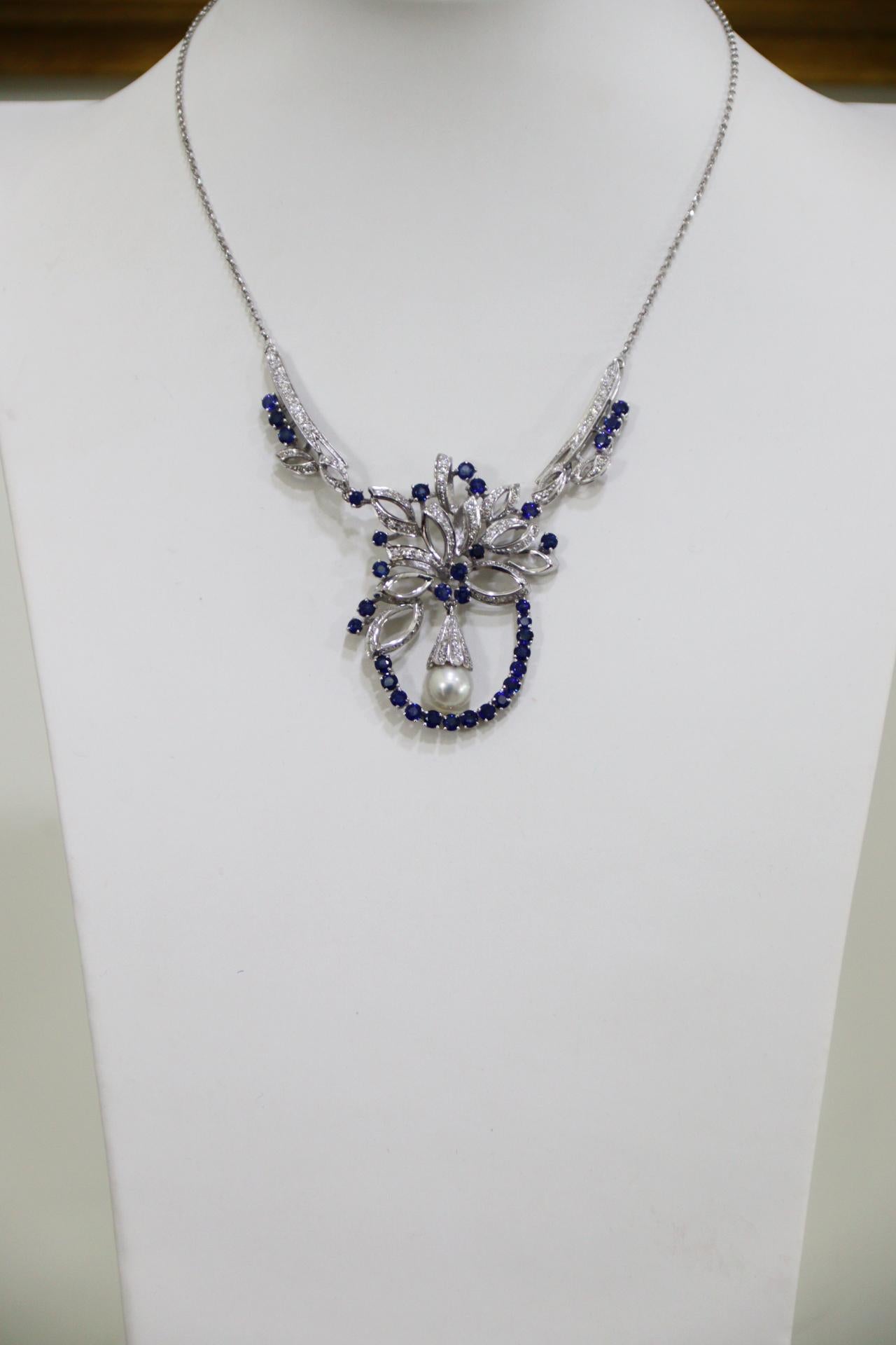 Collier pendentif artisanal en or blanc 18 carats avec saphirs, diamants et perles en vente 2