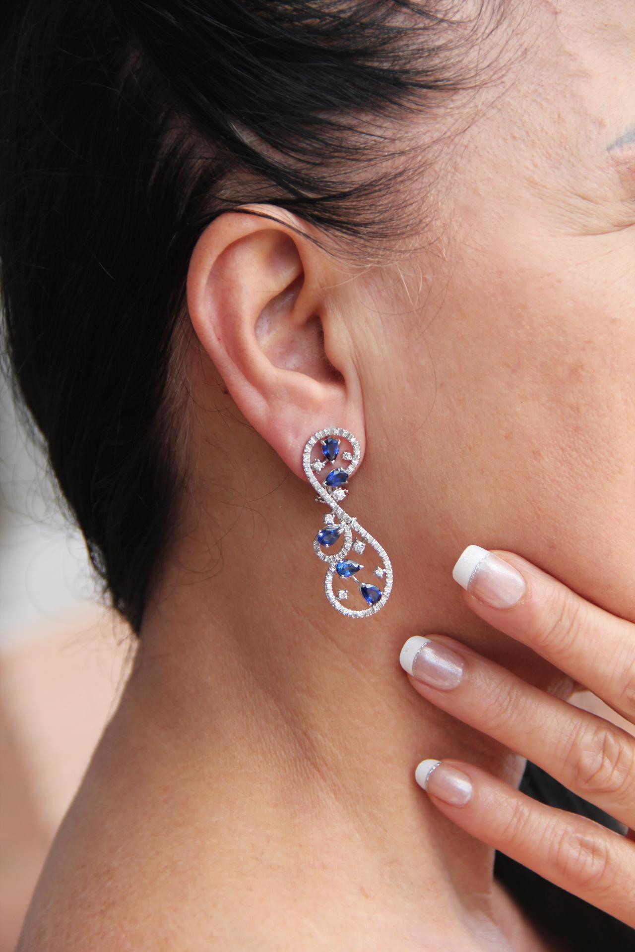 Handcraft Sapphires 18 Karat White Gold Diamonds Stud Earrings For Sale 2