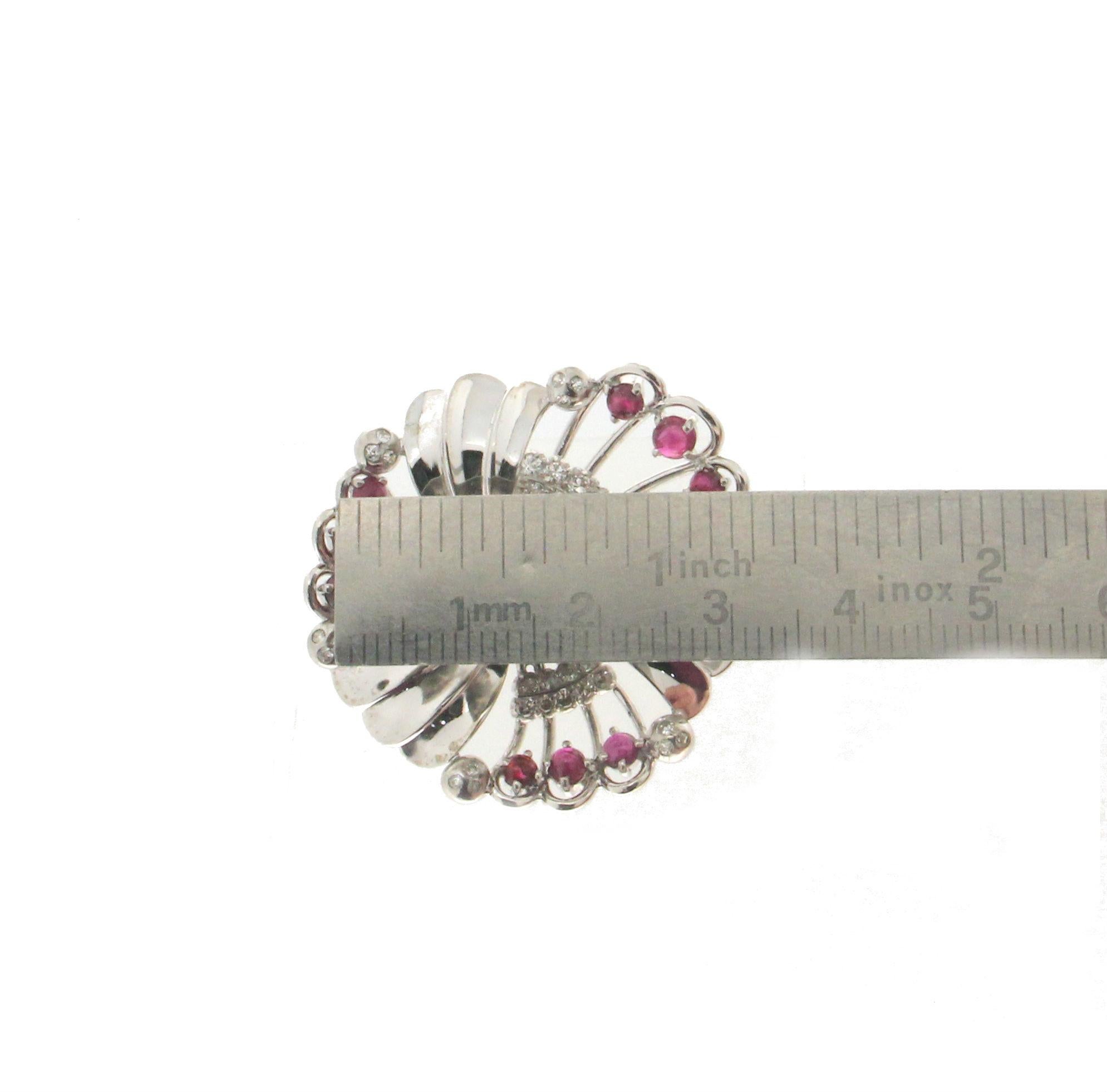 Bague cocktail artisanale en or blanc 18 carats, saphirs, rubis et diamants 4