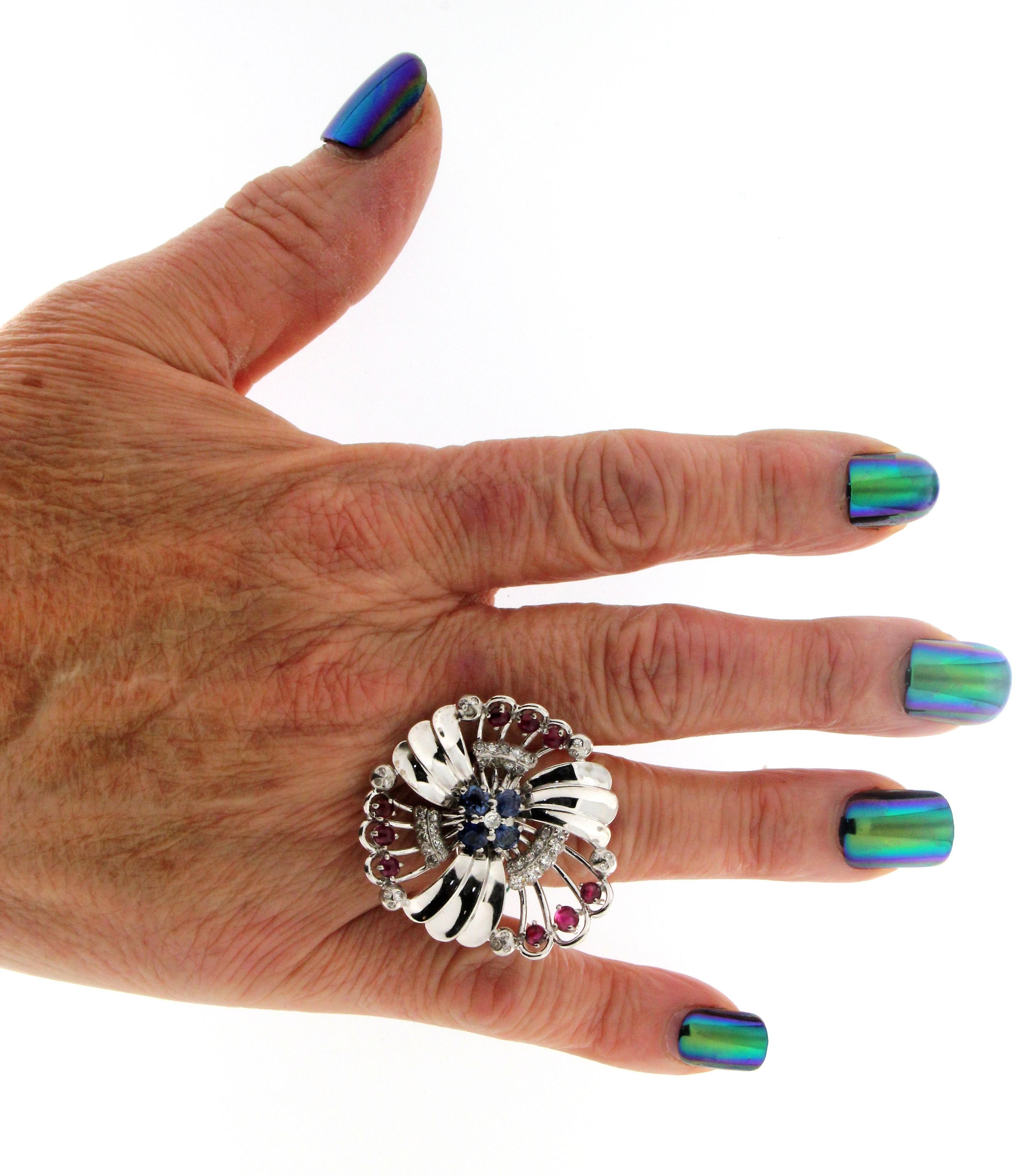 Bague cocktail artisanale en or blanc 18 carats, saphirs, rubis et diamants 5