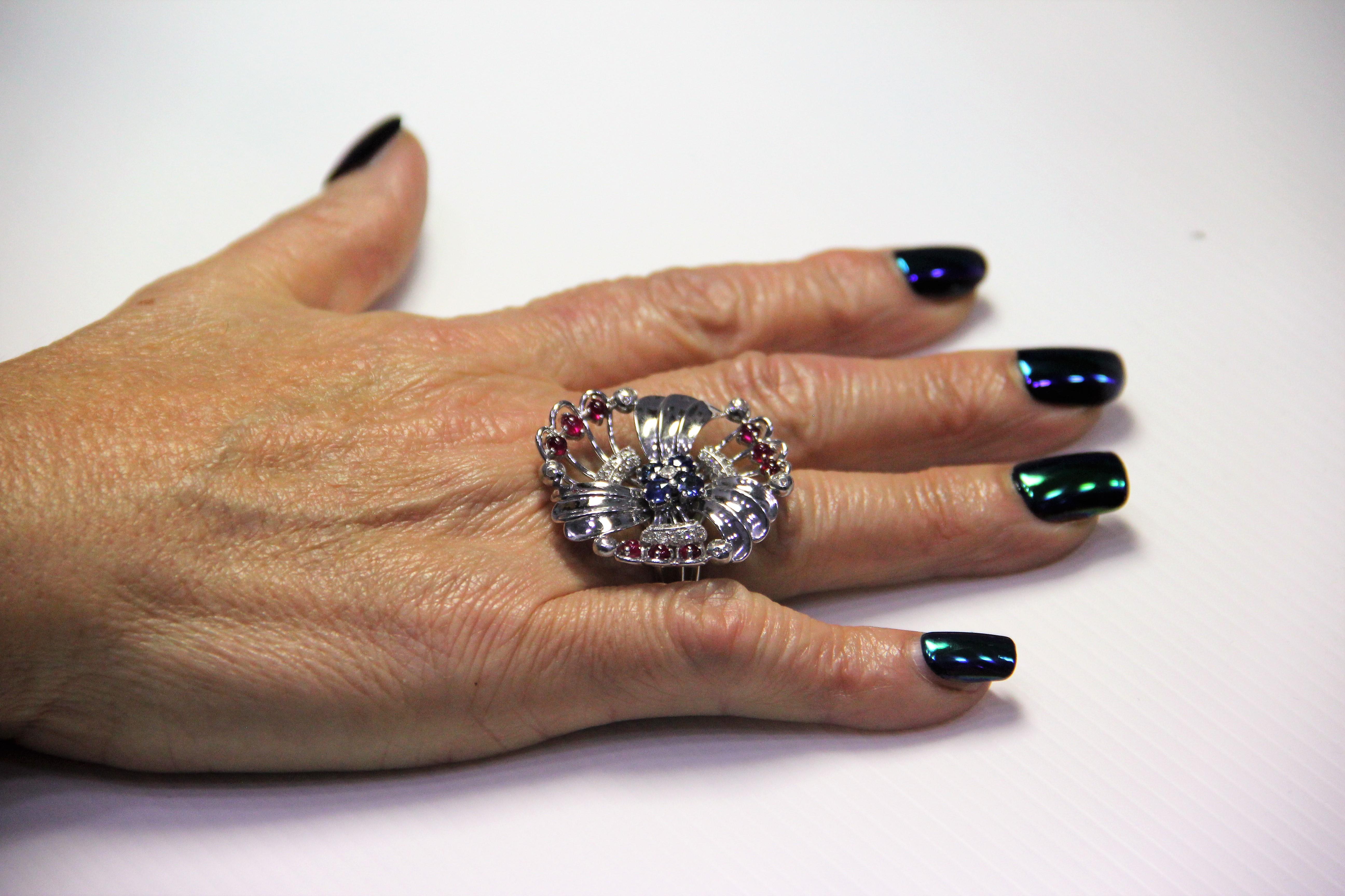Bague cocktail artisanale en or blanc 18 carats, saphirs, rubis et diamants 7