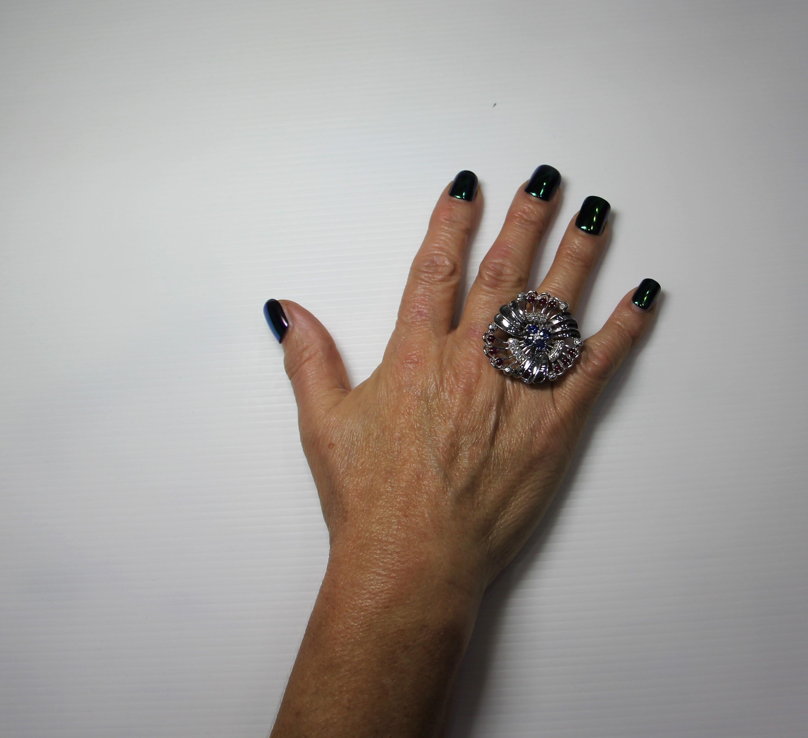 Bague cocktail artisanale en or blanc 18 carats, saphirs, rubis et diamants 8