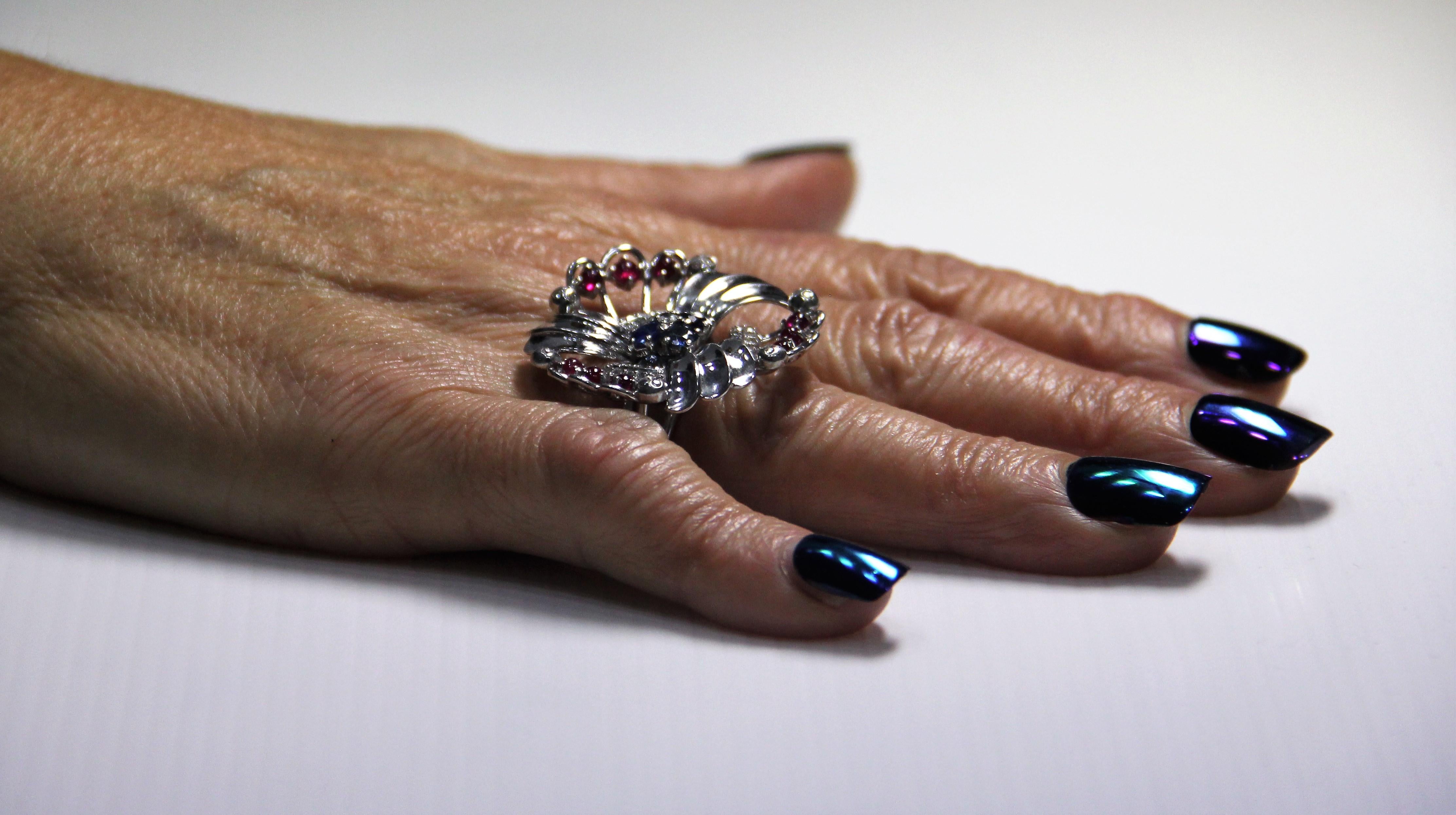 Bague cocktail artisanale en or blanc 18 carats, saphirs, rubis et diamants 9