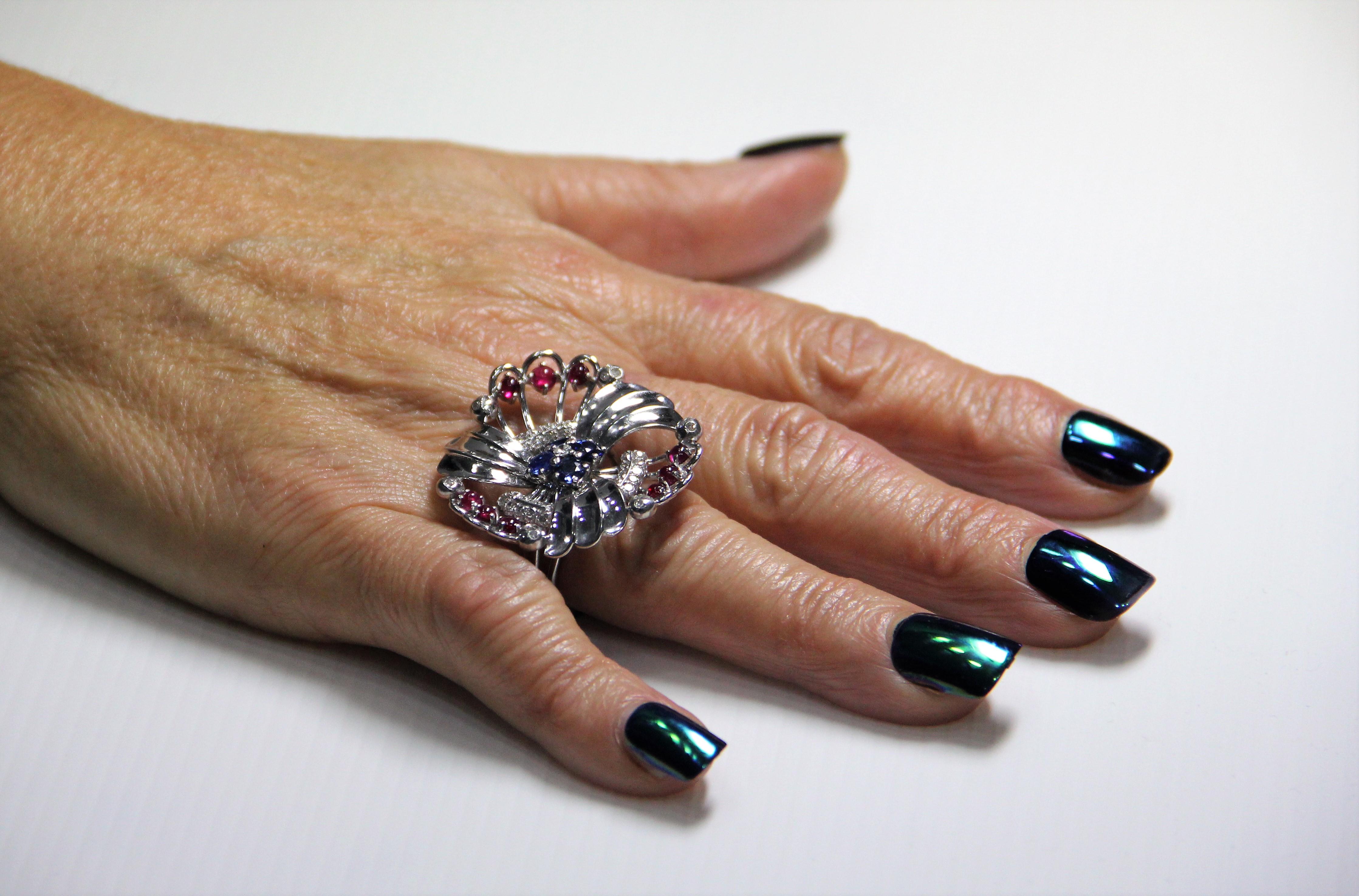 Bague cocktail artisanale en or blanc 18 carats, saphirs, rubis et diamants 10