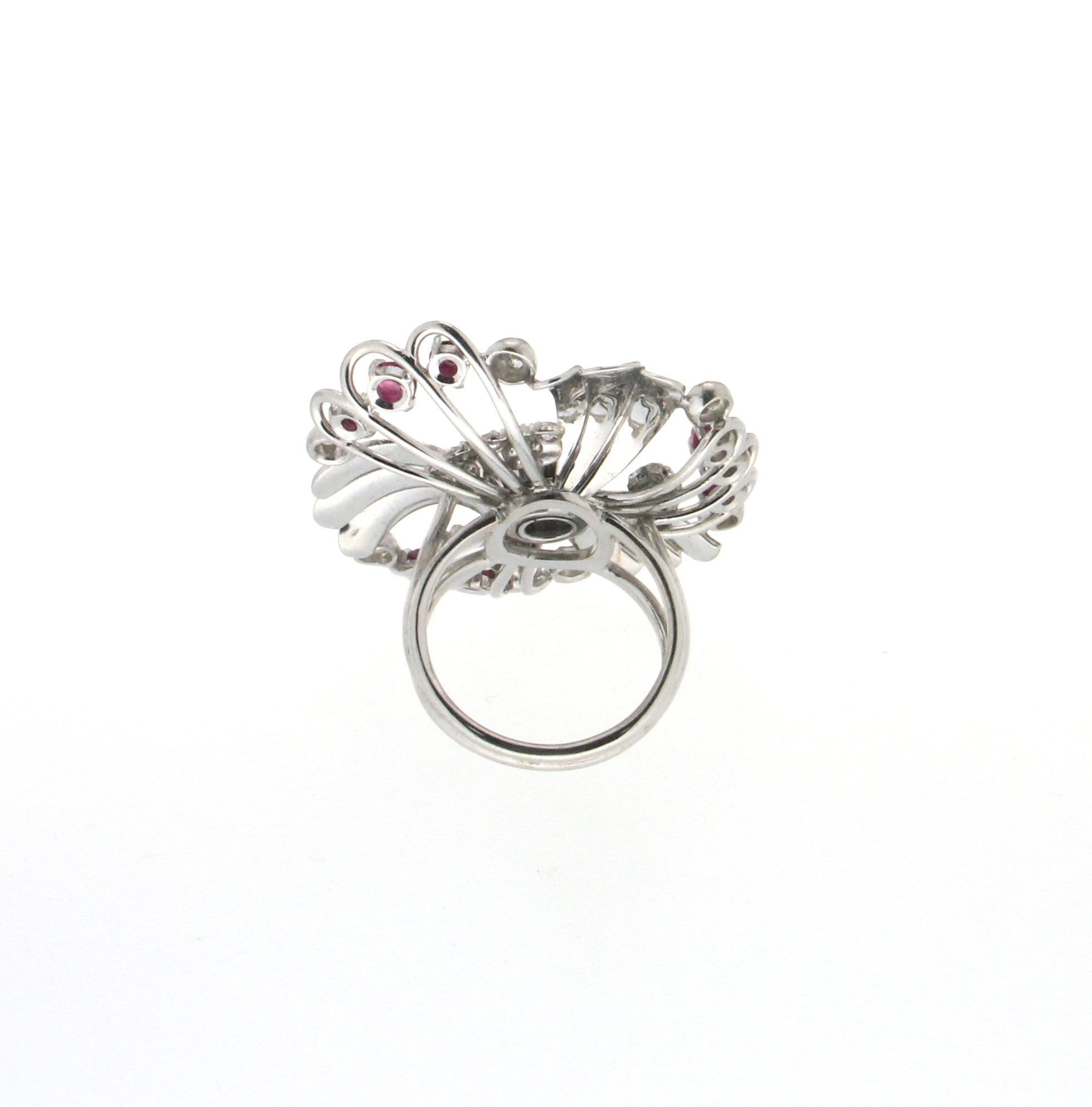 Artisan Bague cocktail artisanale en or blanc 18 carats, saphirs, rubis et diamants