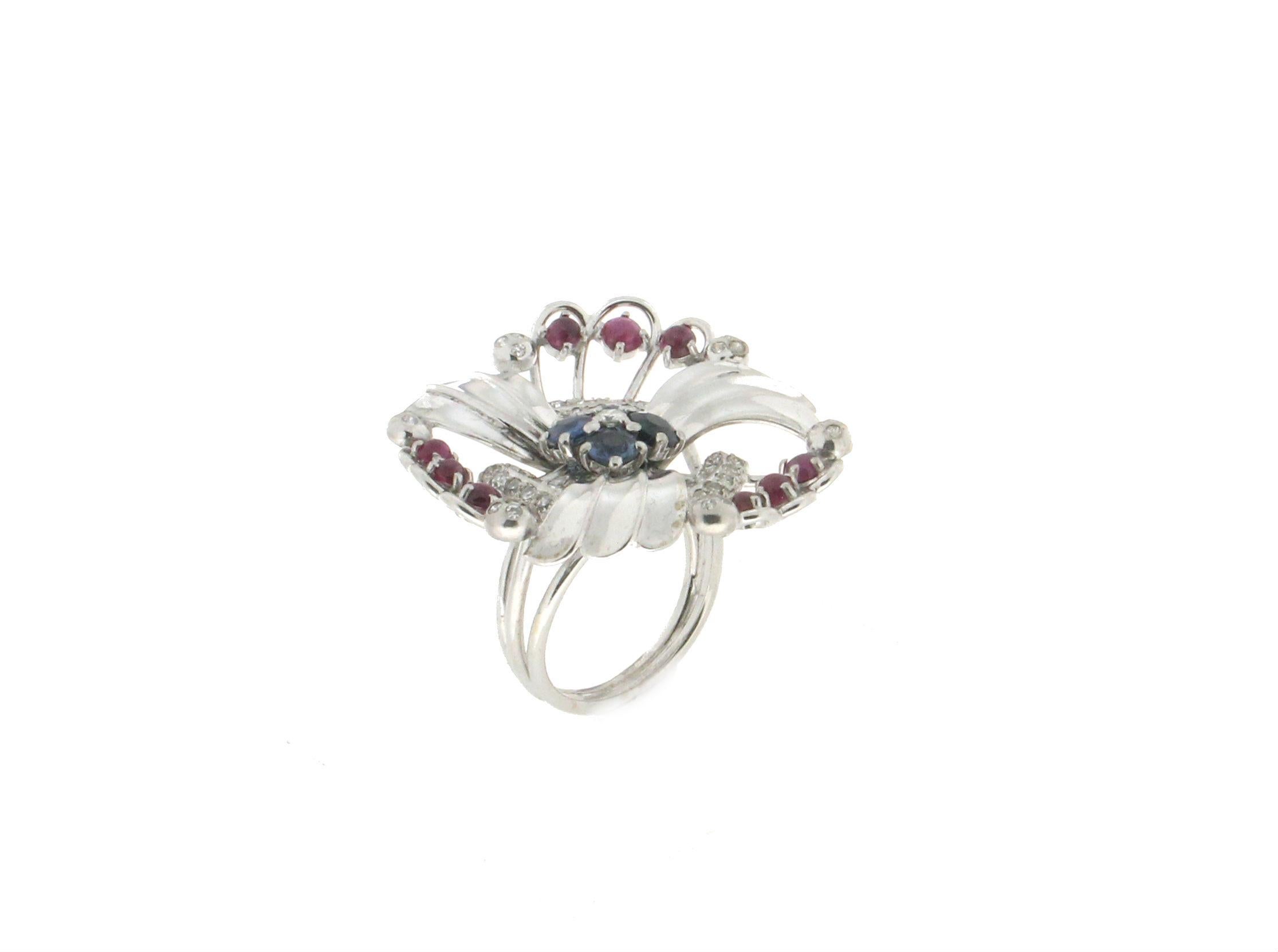 Taille ronde Bague cocktail artisanale en or blanc 18 carats, saphirs, rubis et diamants