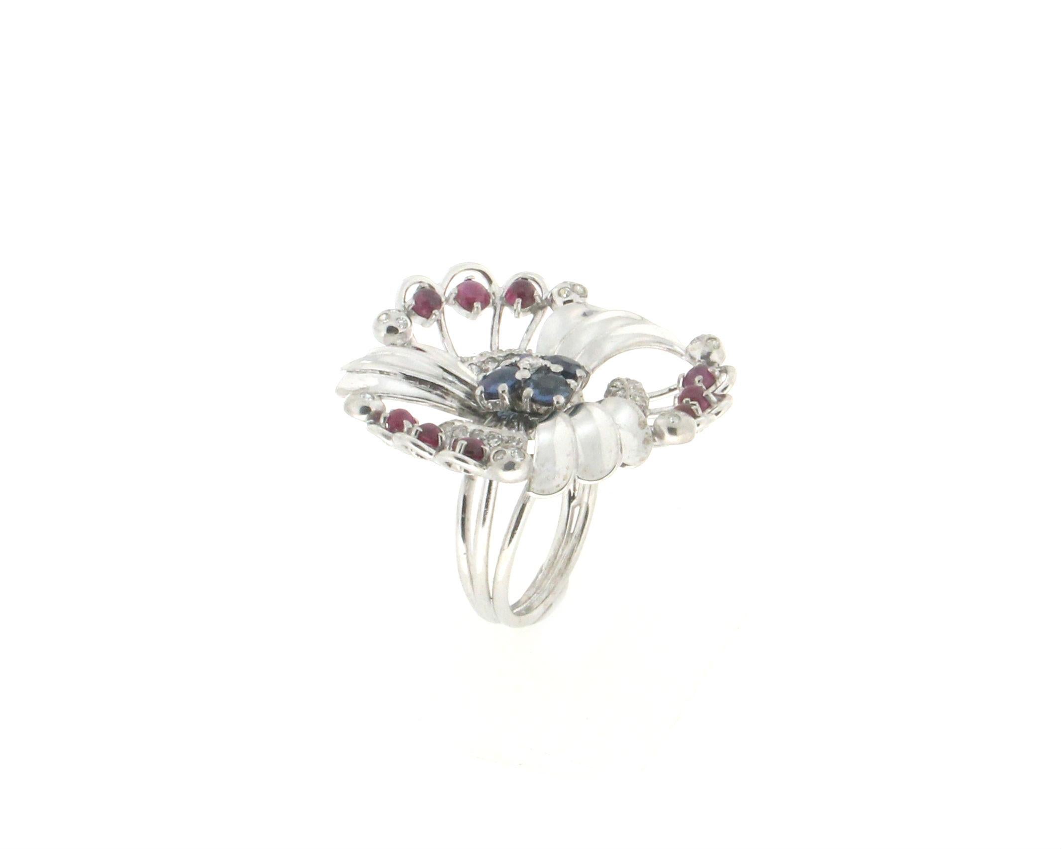 Bague cocktail artisanale en or blanc 18 carats, saphirs, rubis et diamants Neuf à Marcianise, IT