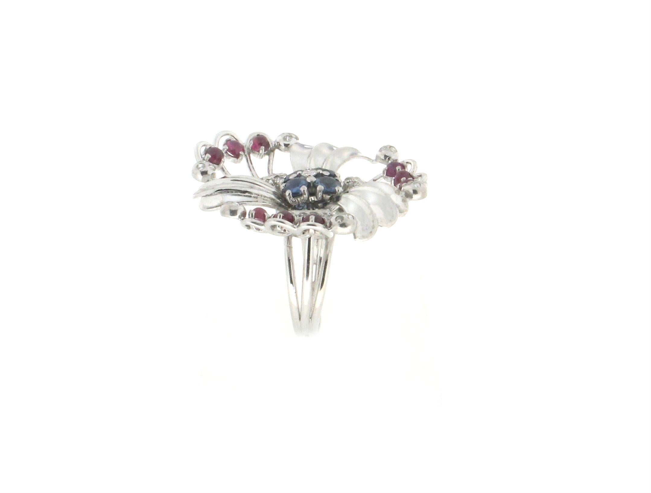  Bague cocktail artisanale en or blanc 18 carats, saphirs, rubis et diamants Unisexe 