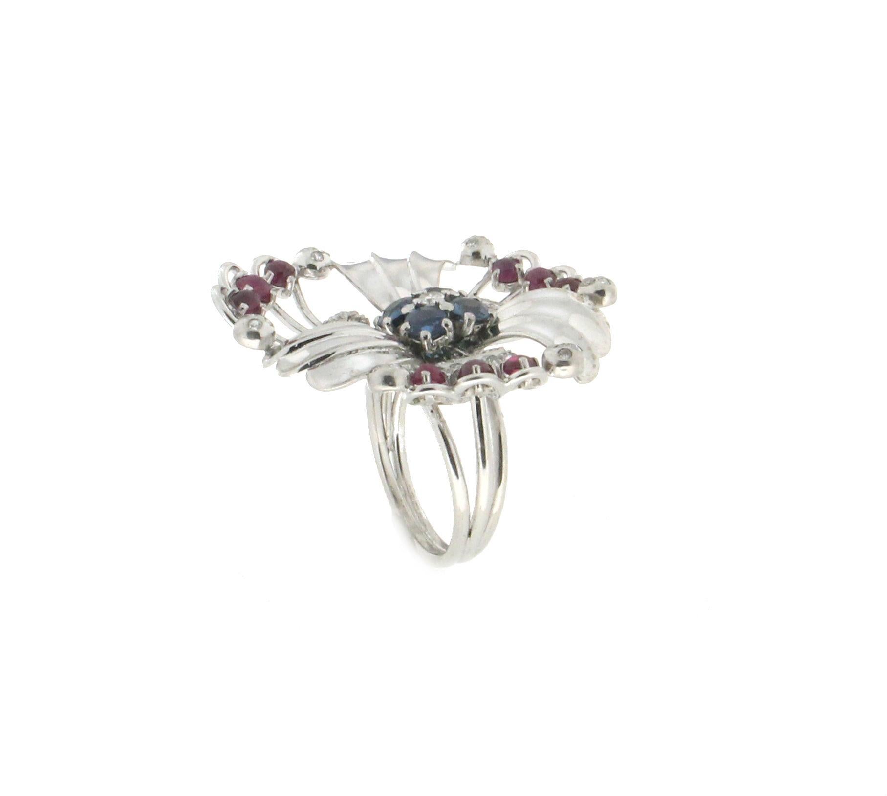 Bague cocktail artisanale en or blanc 18 carats, saphirs, rubis et diamants 1