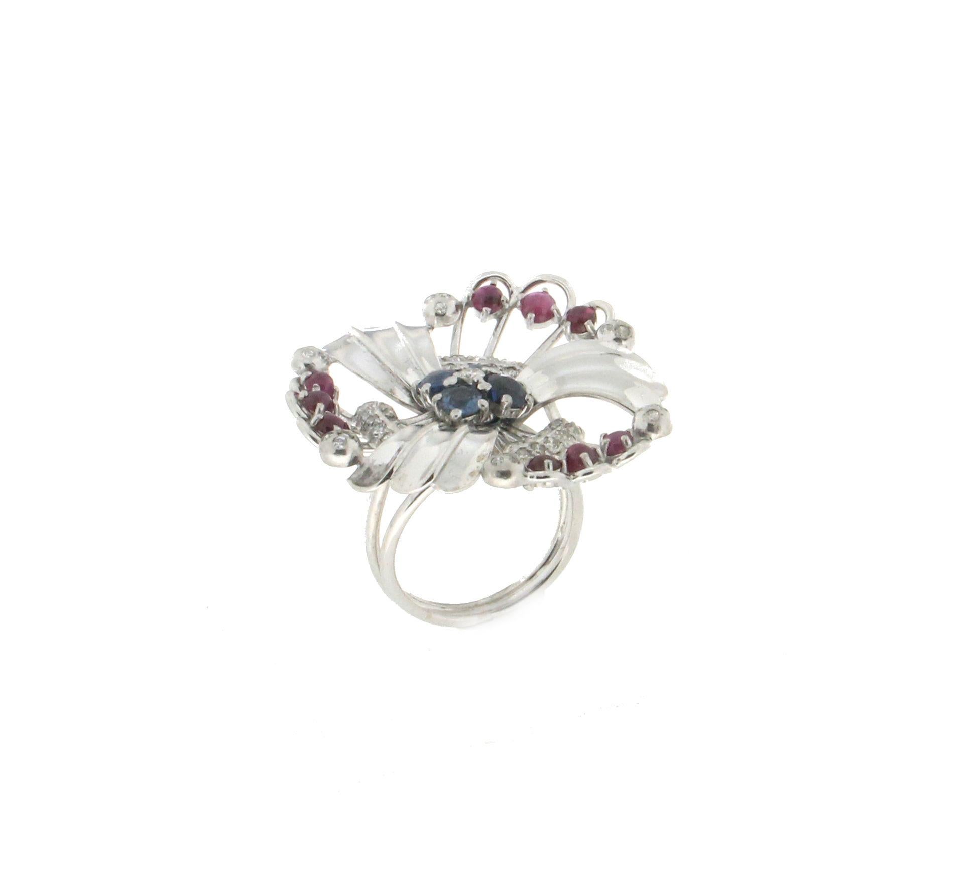 Bague cocktail artisanale en or blanc 18 carats, saphirs, rubis et diamants 2