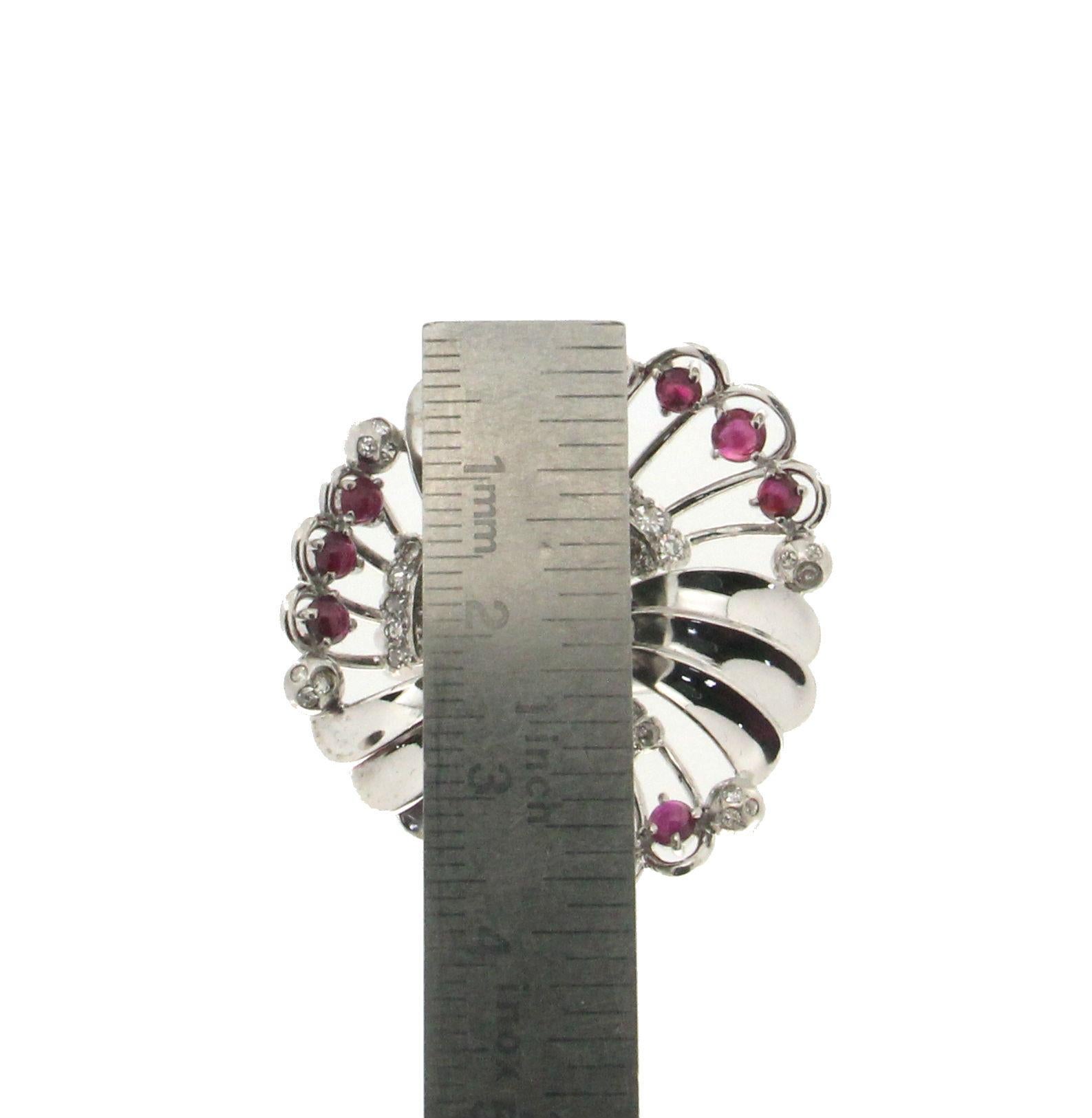 Bague cocktail artisanale en or blanc 18 carats, saphirs, rubis et diamants 3