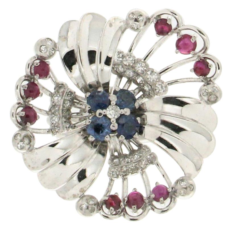 Bague cocktail artisanale en or blanc 18 carats, saphirs, rubis et diamants