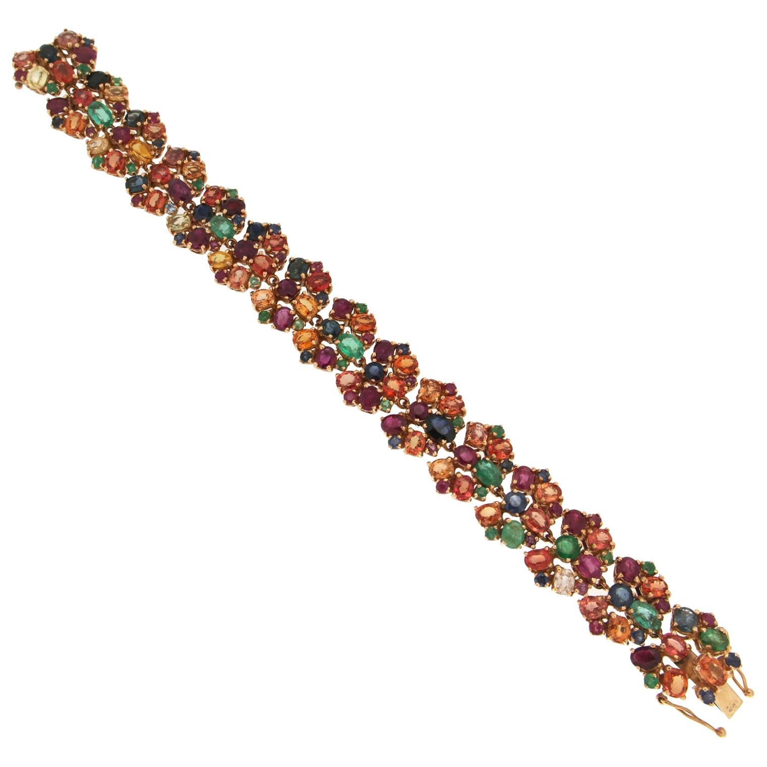 Manschettenarmband aus 18 Karat Gelbgold mit Saphiren, Rubinen und Smaragden, Handarbeit