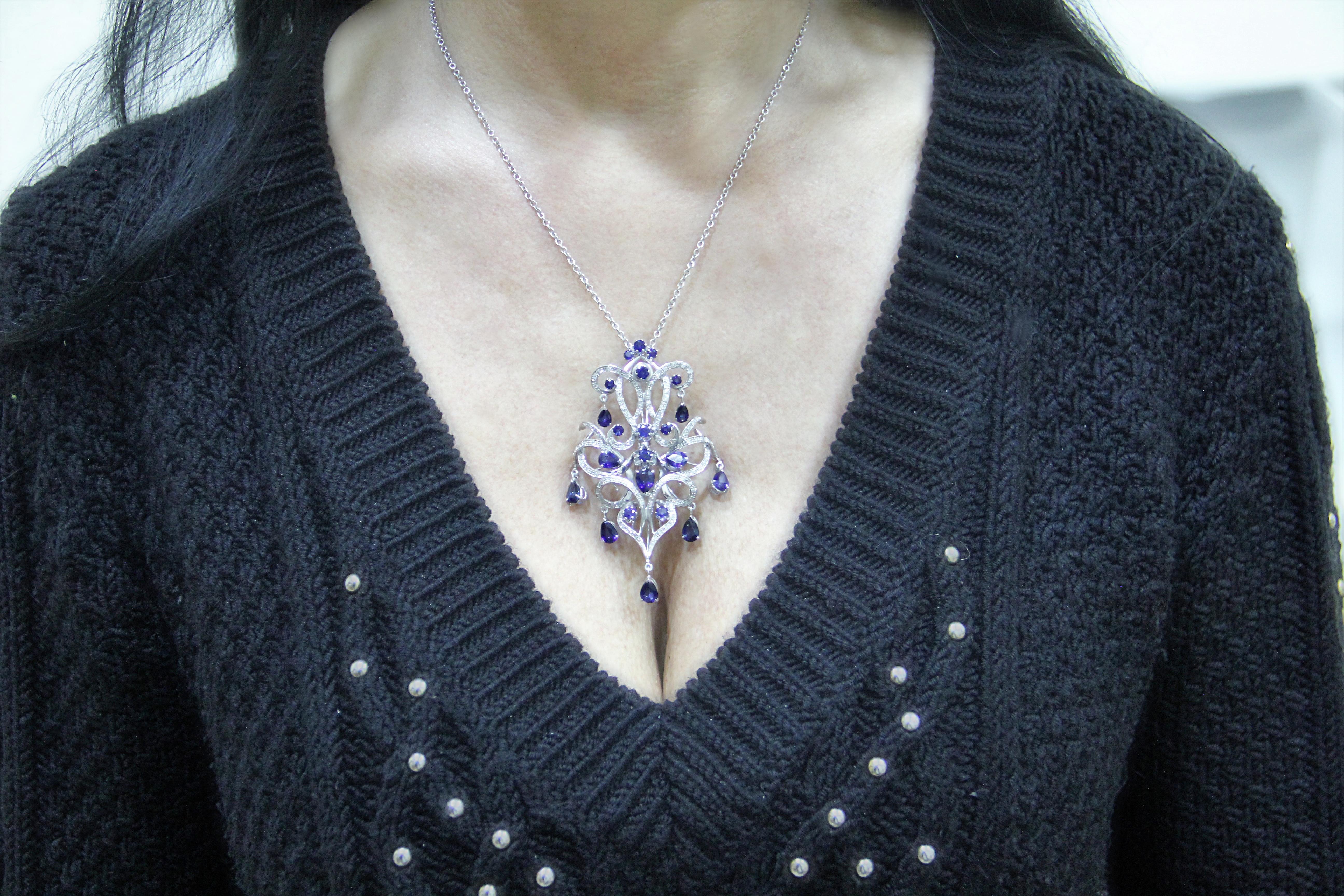 Handgefertigte Halskette mit Anhänger aus 18 Karat Weißgold mit Saphiren und Diamanten im Zustand „Neu“ im Angebot in Marcianise, IT