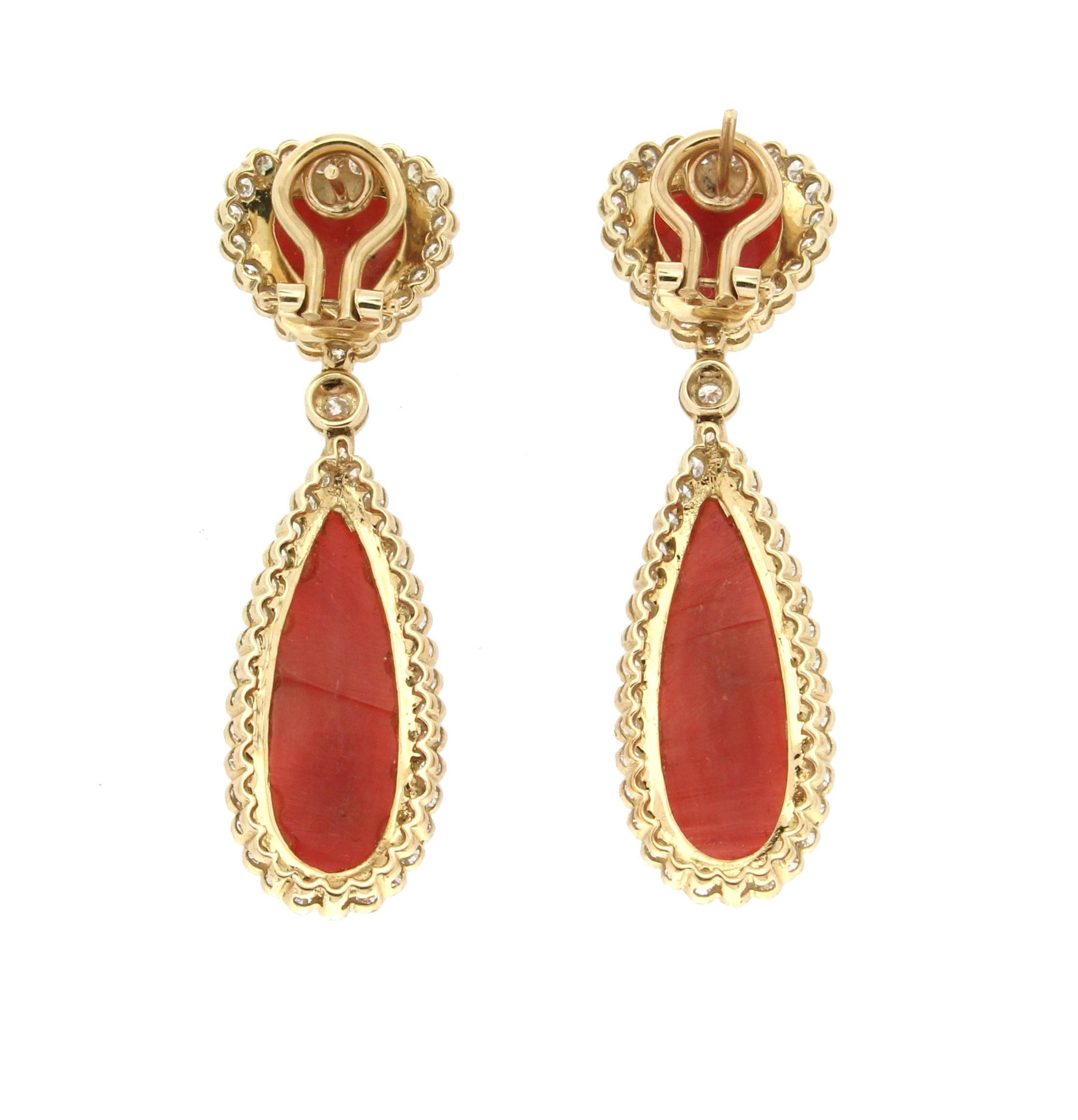 Boucles d'oreilles en goutte artisanales en or jaune 14 carats avec corail de Sardaigne et diamants Neuf - En vente à Marcianise, IT