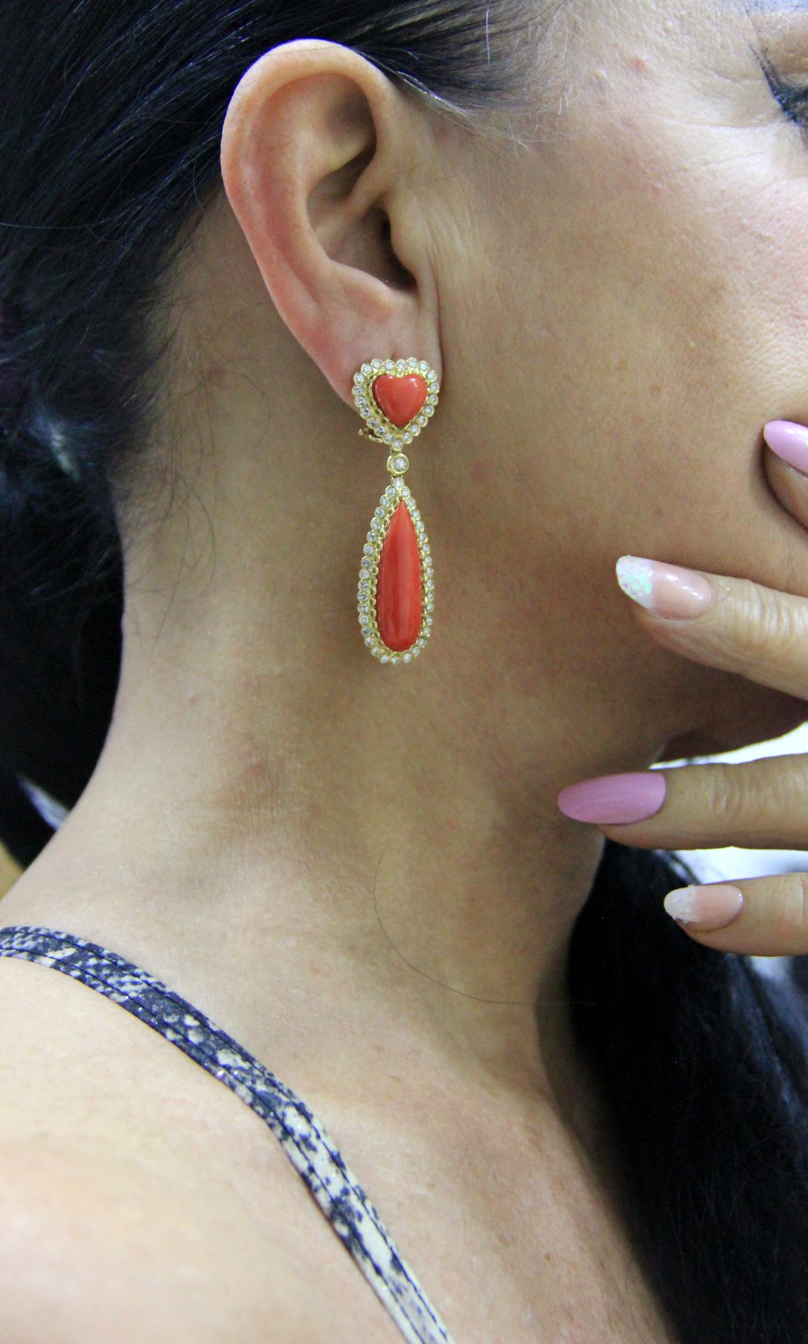 Boucles d'oreilles en goutte artisanales en or jaune 14 carats avec corail de Sardaigne et diamants en vente 1