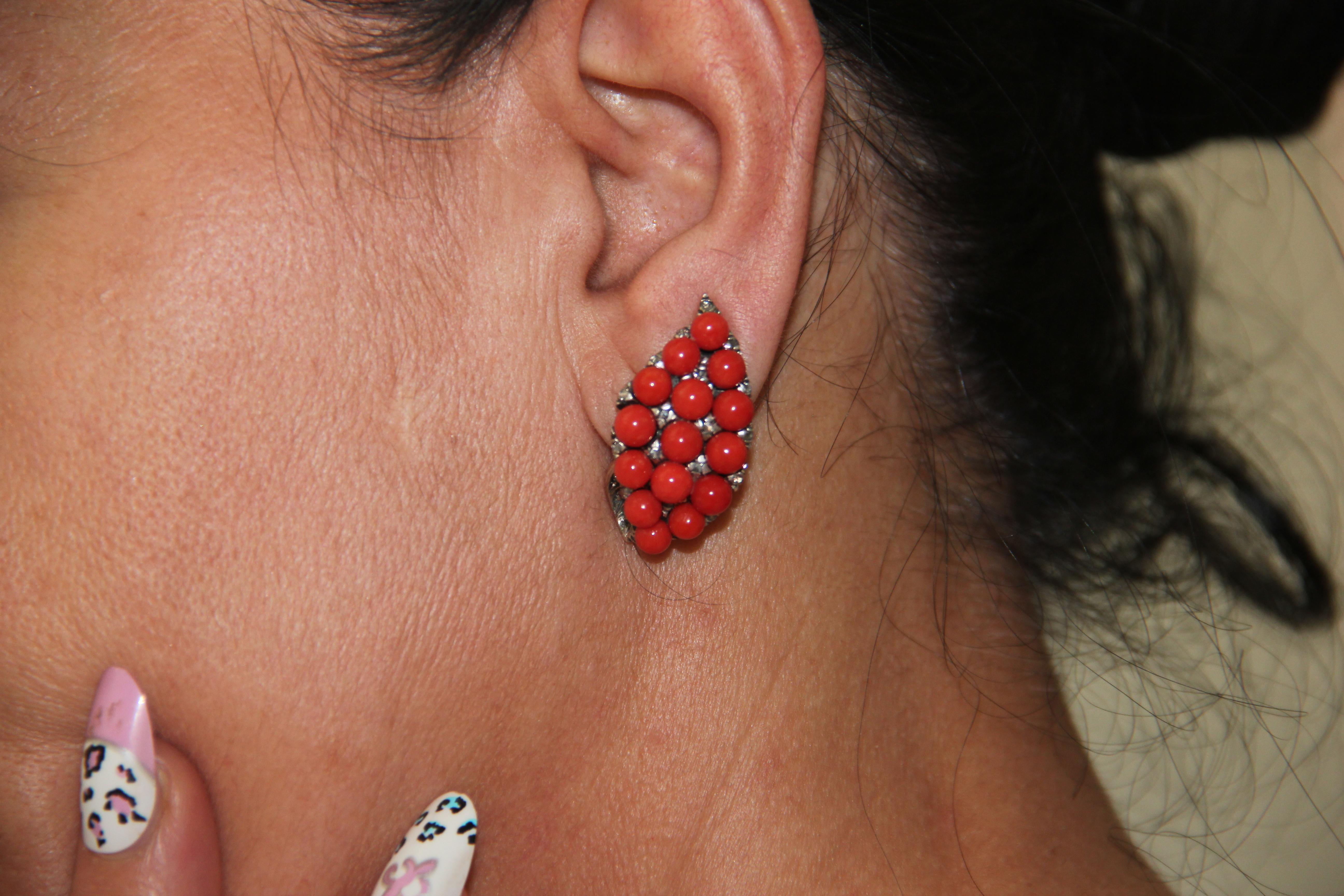 Handcraft Sardinian Coral 14 Karat Yellow Gold Diamonds Stud Earrings In New Condition For Sale In Marcianise, IT