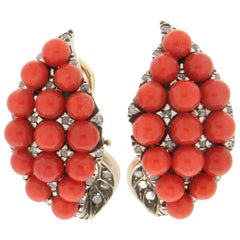 Clous d'oreilles artisanaux en or jaune 14 carats avec corail de Sardaigne et diamants