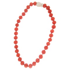 Collier artisanal de perles en or blanc 18 carats avec corail de Sardaigne et diamants