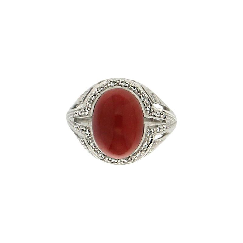 Anillo de cóctel de coral sardo artesanal de oro blanco de 18 quilates con diamantes