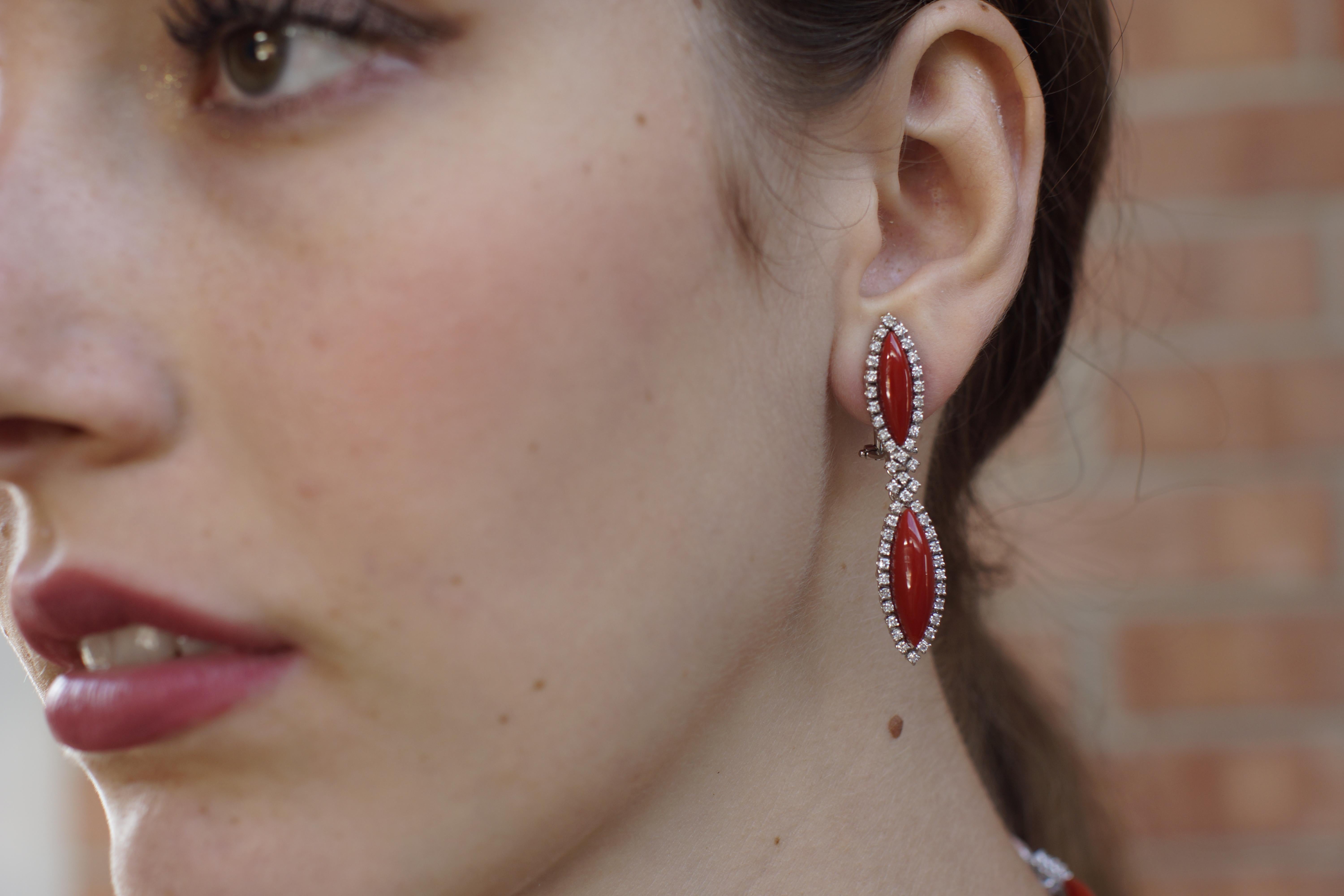 Orecchini pendenti artigianali in corallo sardo in oro bianco 18 carati con diamanti In condizioni Nuovo in vendita a Marcianise, IT