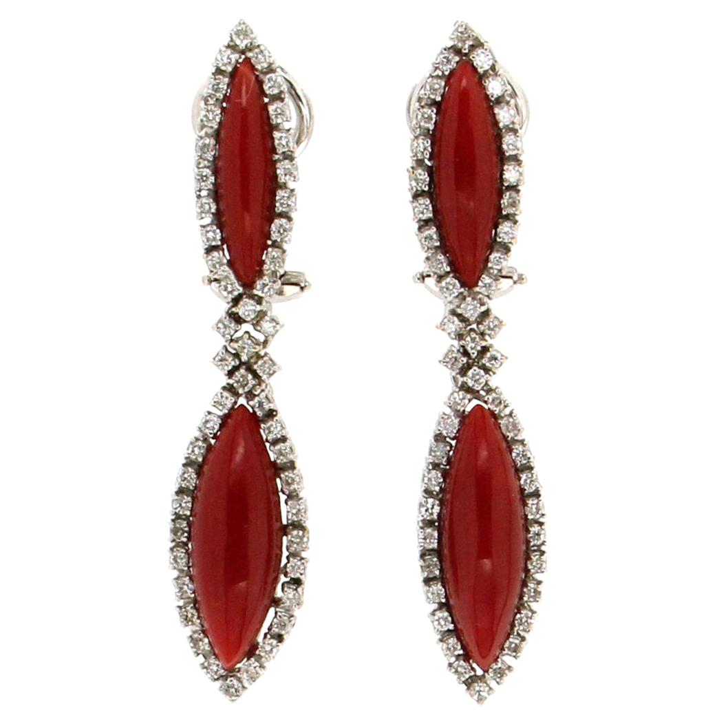 Boucles d'oreilles en goutte artisanales en or blanc 18 carats avec corail de Sardaigne et diamants