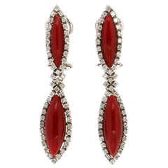 Boucles d'oreilles en goutte artisanales en or blanc 18 carats avec corail de Sardaigne et diamants