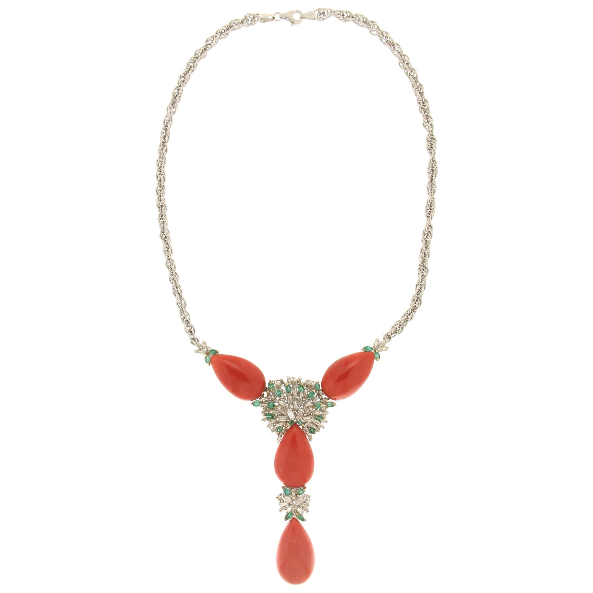 Collier en goutte artisanal en or blanc 18 carats avec corail de Sardaigne, diamants et émeraudes