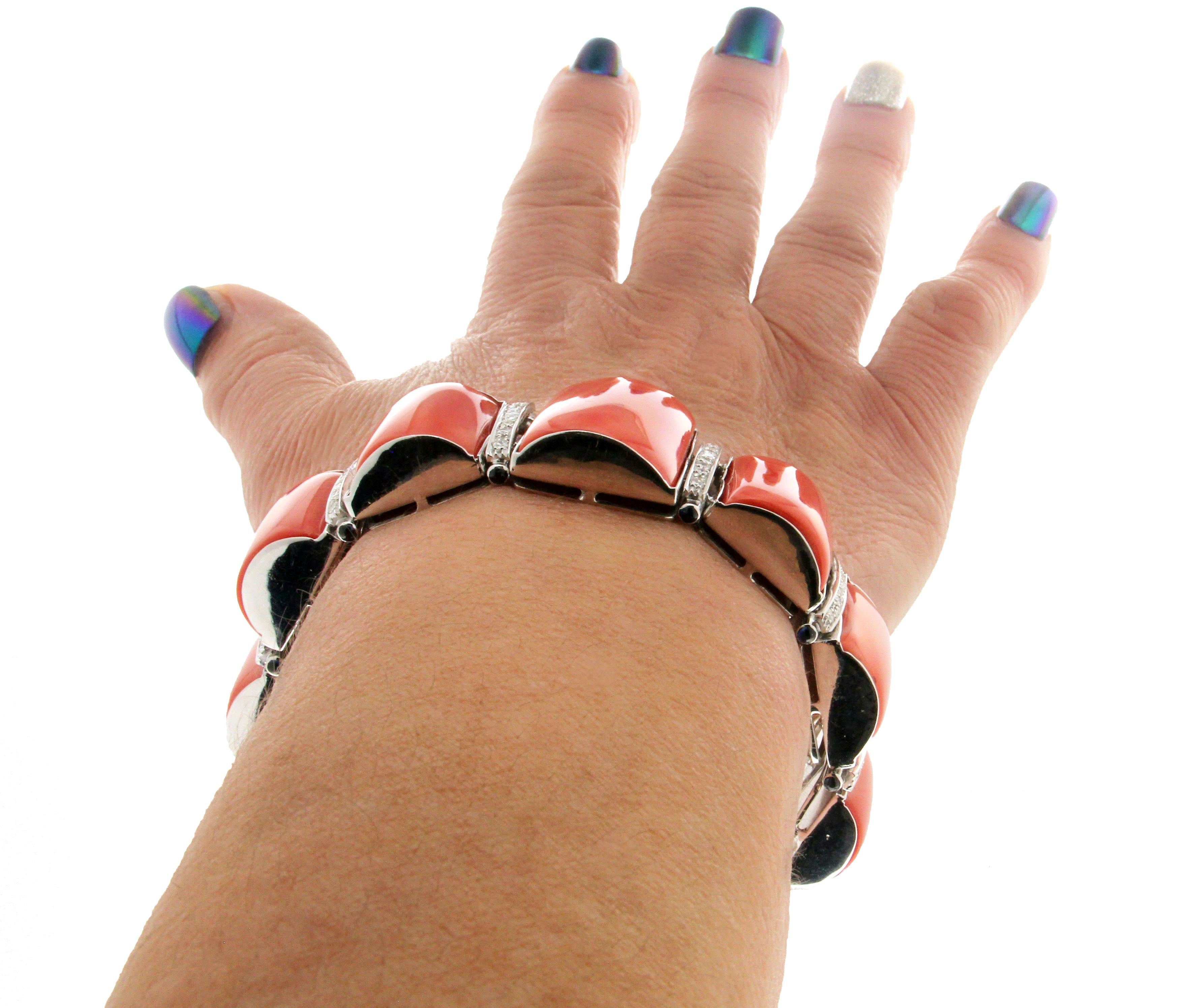 Manchette artisanale en corail de Sardaigne, or blanc 18 carats, diamants et saphirs en vente 4